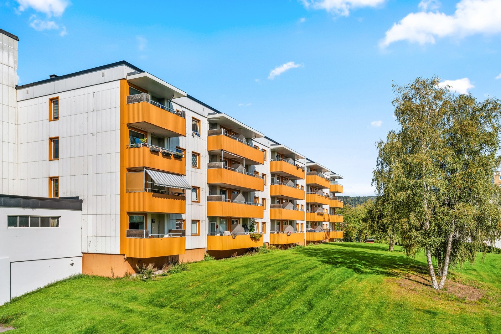 Garasje/parkeringsplass tildeles av styret etter søknad/ansiennitet. Parkeringsleie kr 200,- i måneden og garasjeleie til kr 400,- i månedene (pr. 04.09.24). Galleribilde
