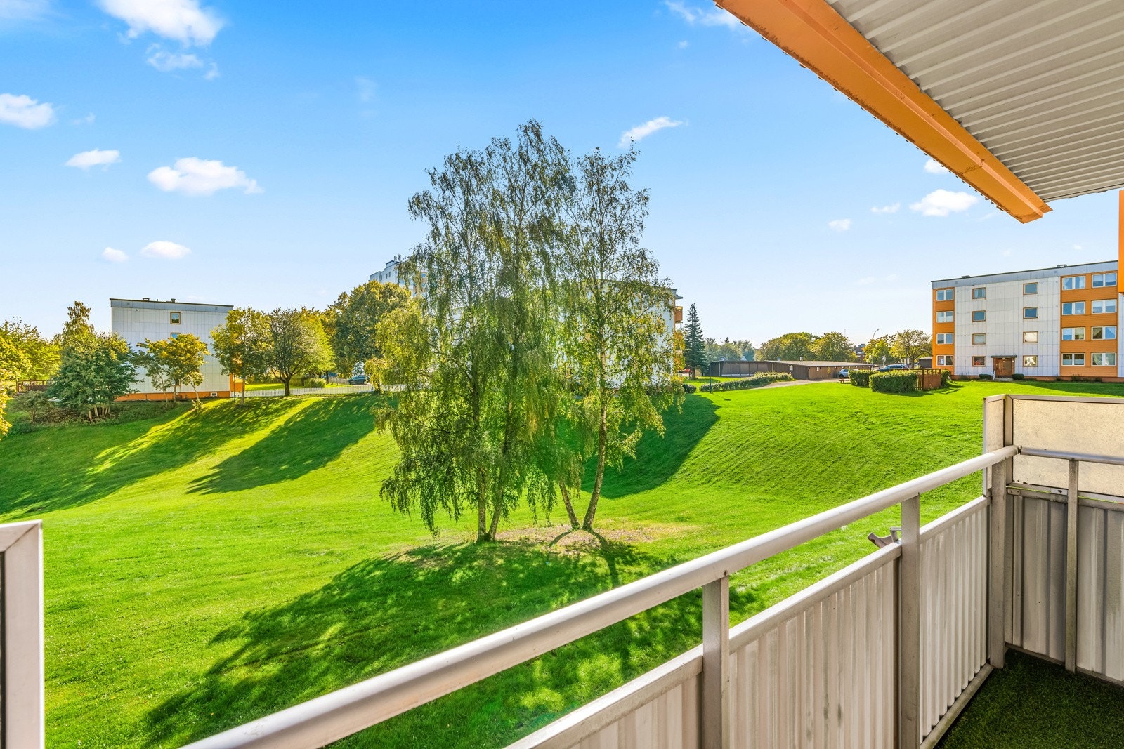 Et vakkert og naturskjønt utsyn over et stille og rolig område. Her kan du nyte sommerdagene i usjenerte omgivelser. Galleribilde