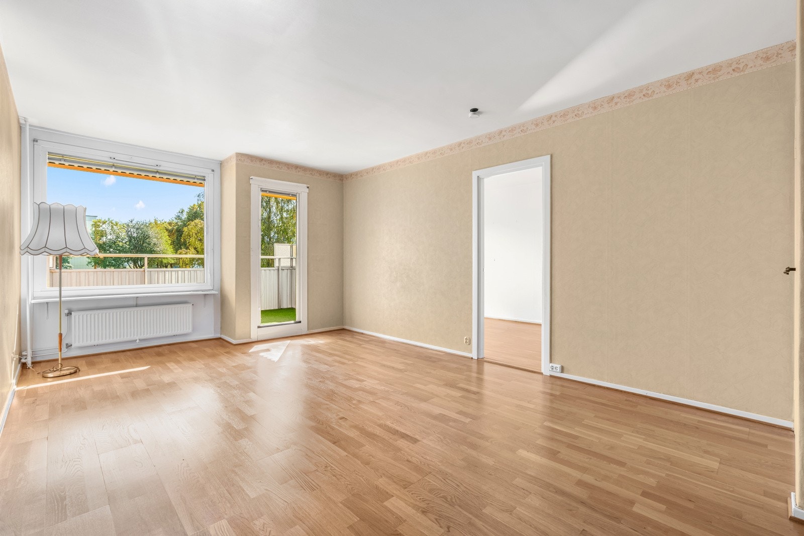 Dette er en lys og praktisk 3-roms leilighet som fremstår med moderniseringsbehov/oppussingbehov, men har dog et stort potensiale med flere muligheter. Galleribilde