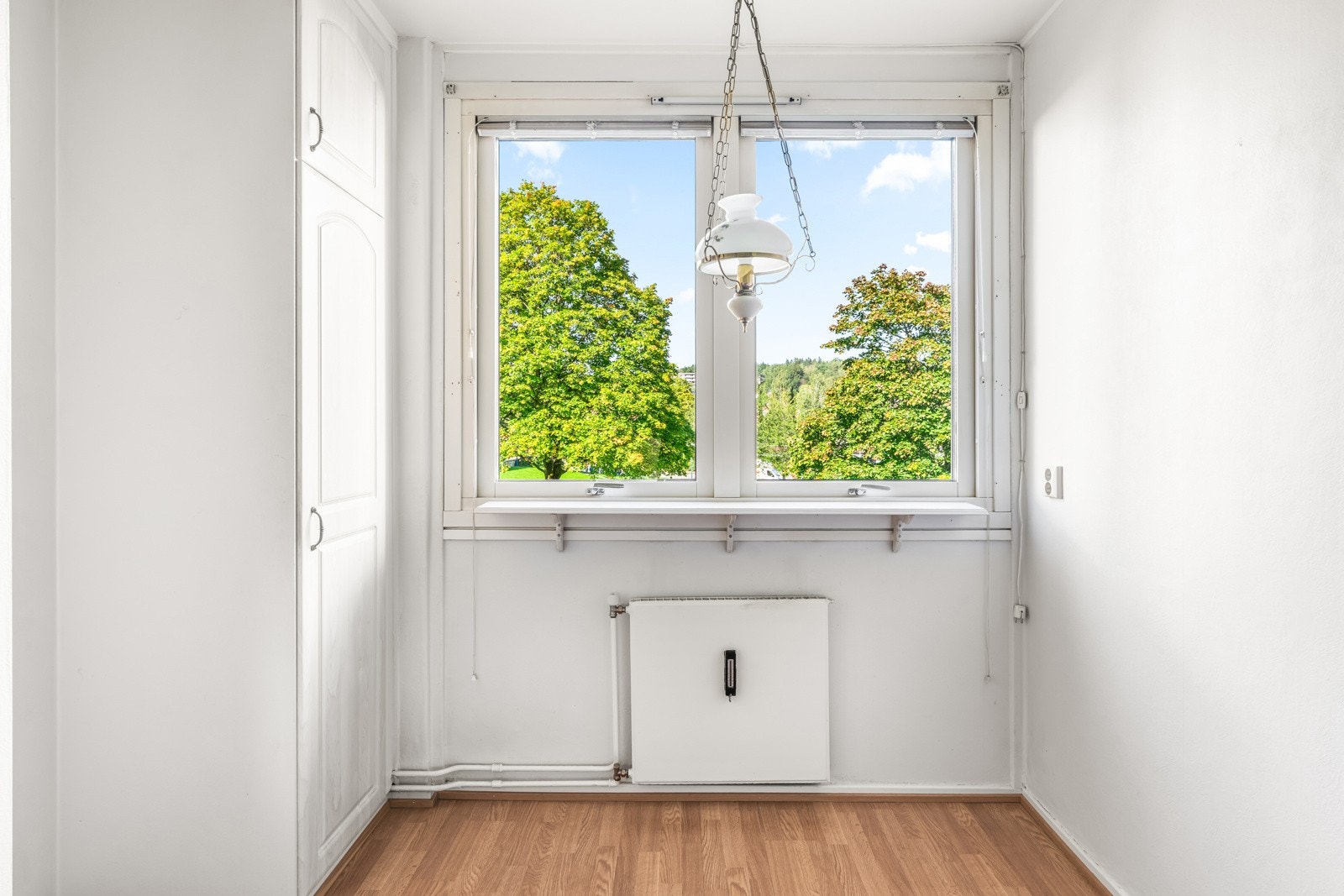 Ved vinduet er det plass til eget frokostbord med et hyggelig utsyn. Galleribilde