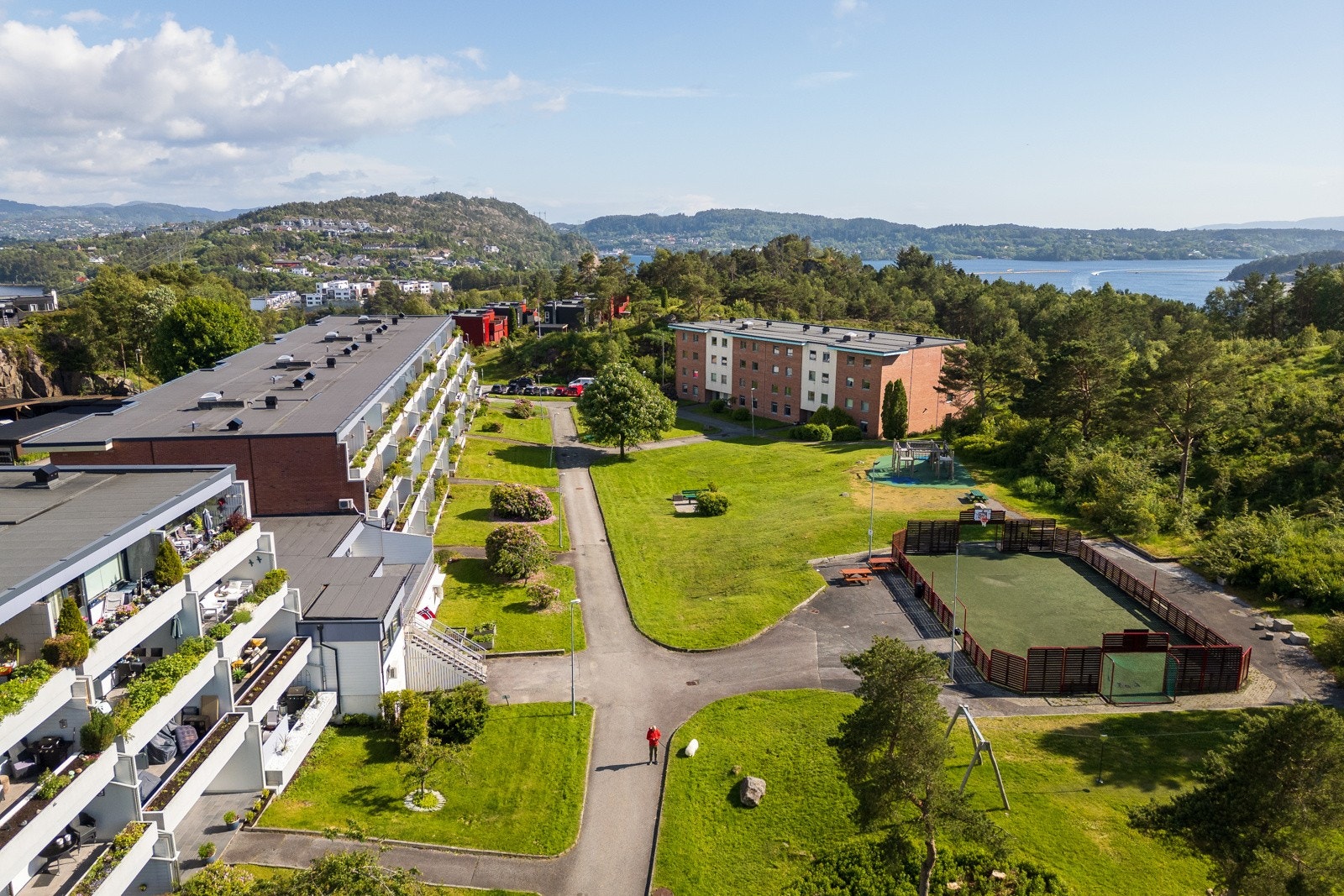 Borettslaget har store grøntareal og har et totalt tomteareal på 142 mål. Galleribilde