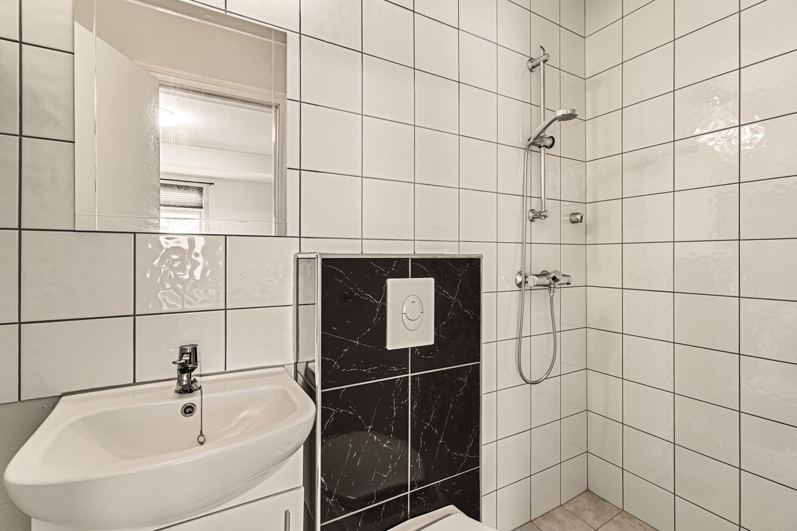 Det minste badet fra hovedsoverommet er på 2,5 kvm og har alle fasiliteter med både dusj og vegghengt toalett. Galleribilde