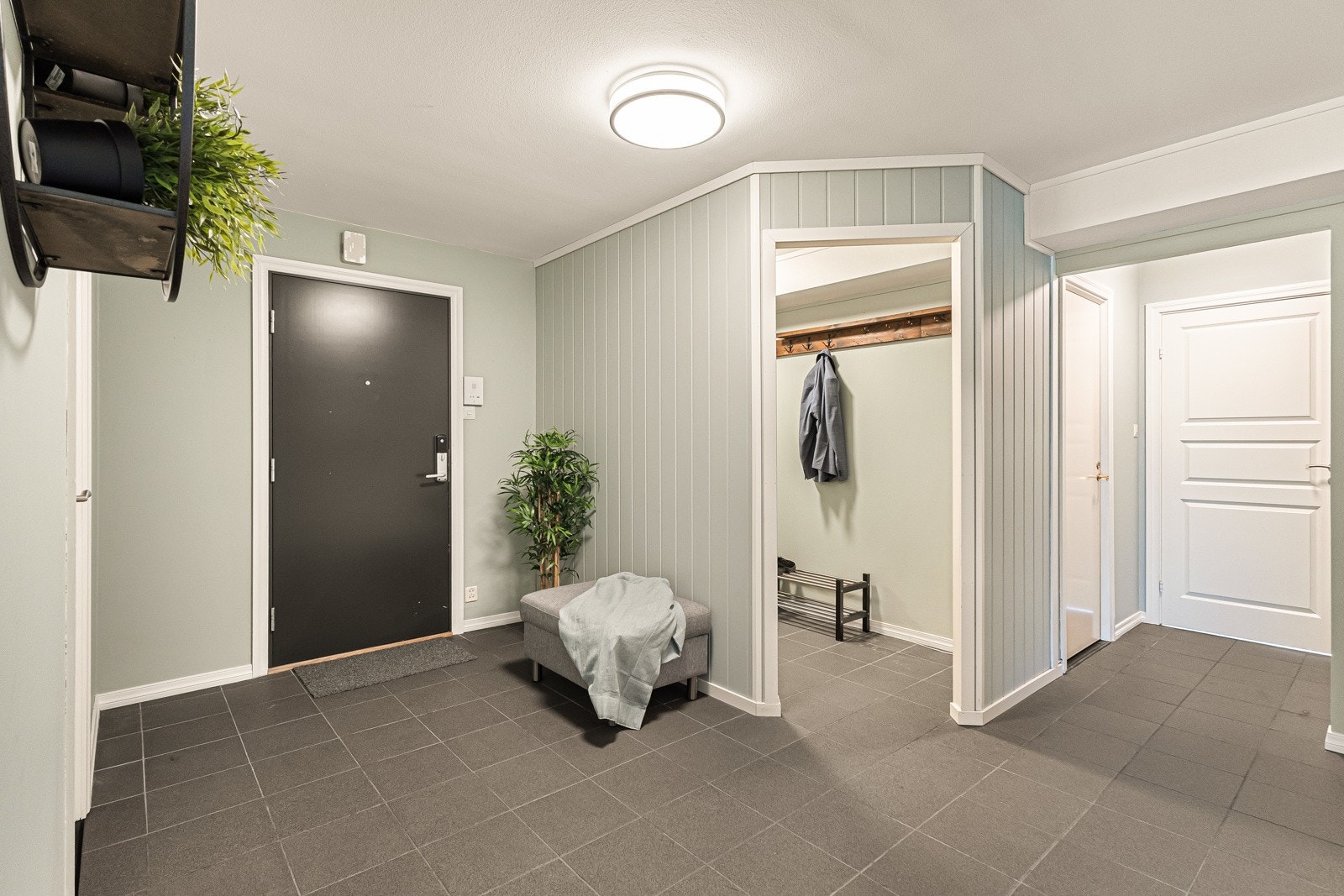 Det er plassbygd en stor garderobe for ytterklær og gangen fremstår lys og innbydende. Galleribilde