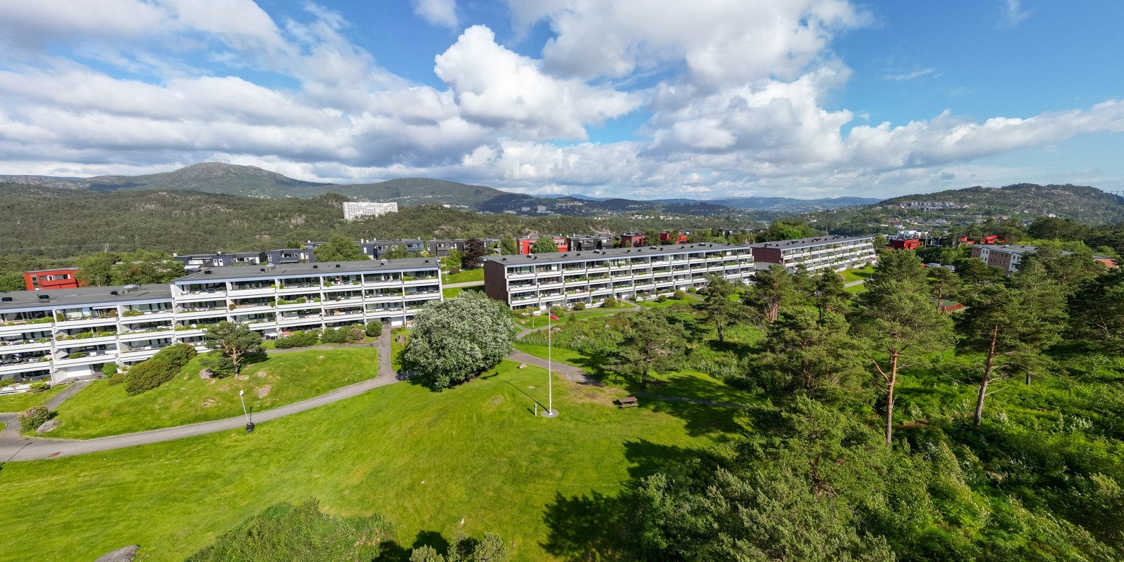 En stor 3-roms med god beliggenhet i det populære Bjørndalsskogen Borettslag. Galleribilde