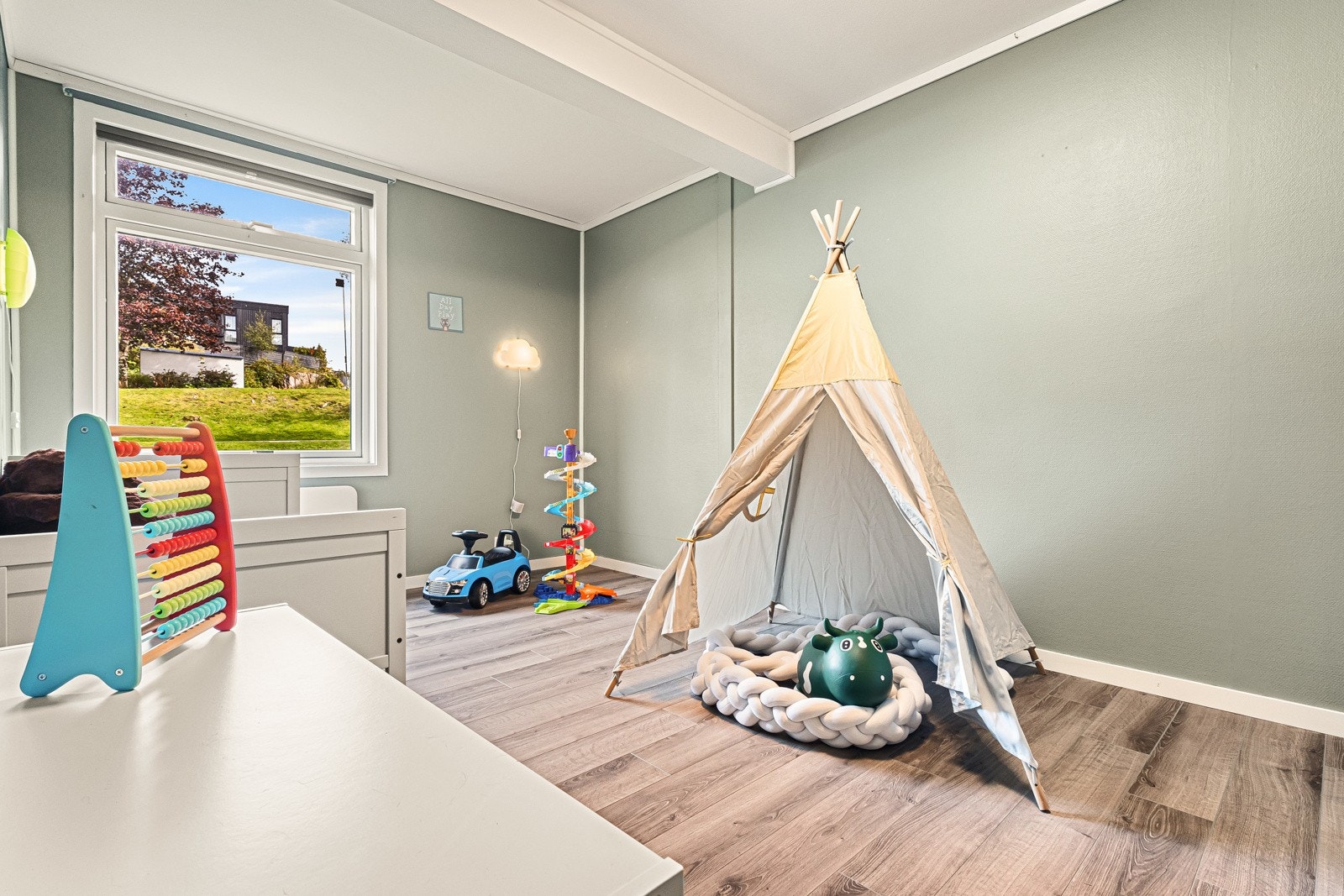 Gode muligheter for både barnerom, gjesterom eller stort kontor. Galleribilde