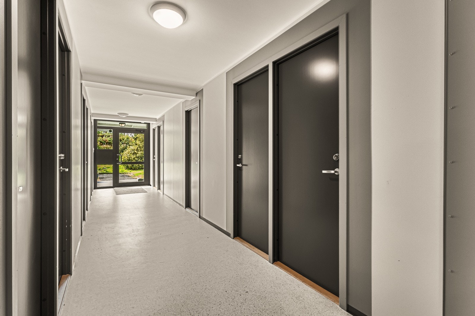 Bodareal like ved boligen, praktisk beliggende. Galleribilde
