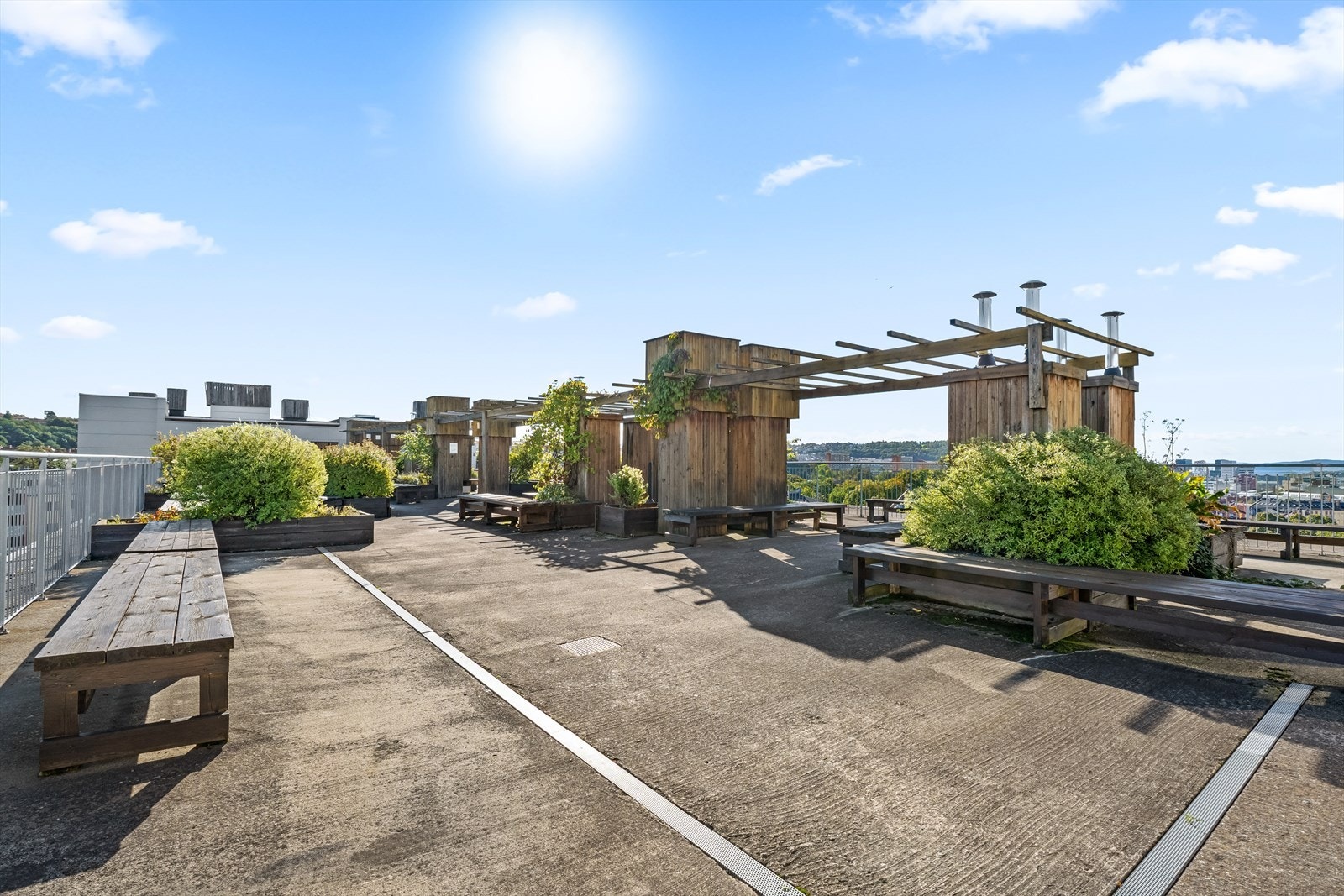 Takterrassen har beplantning, benker og sittegrupper. Galleribilde