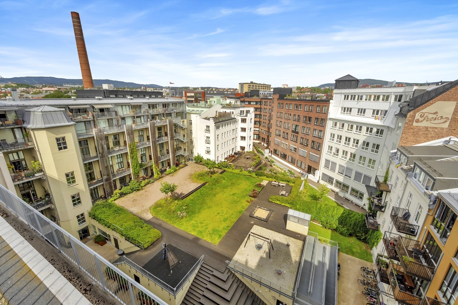 Utsikt mot bakgården, Holmenkollen og Grefsenkollen. Galleribilde