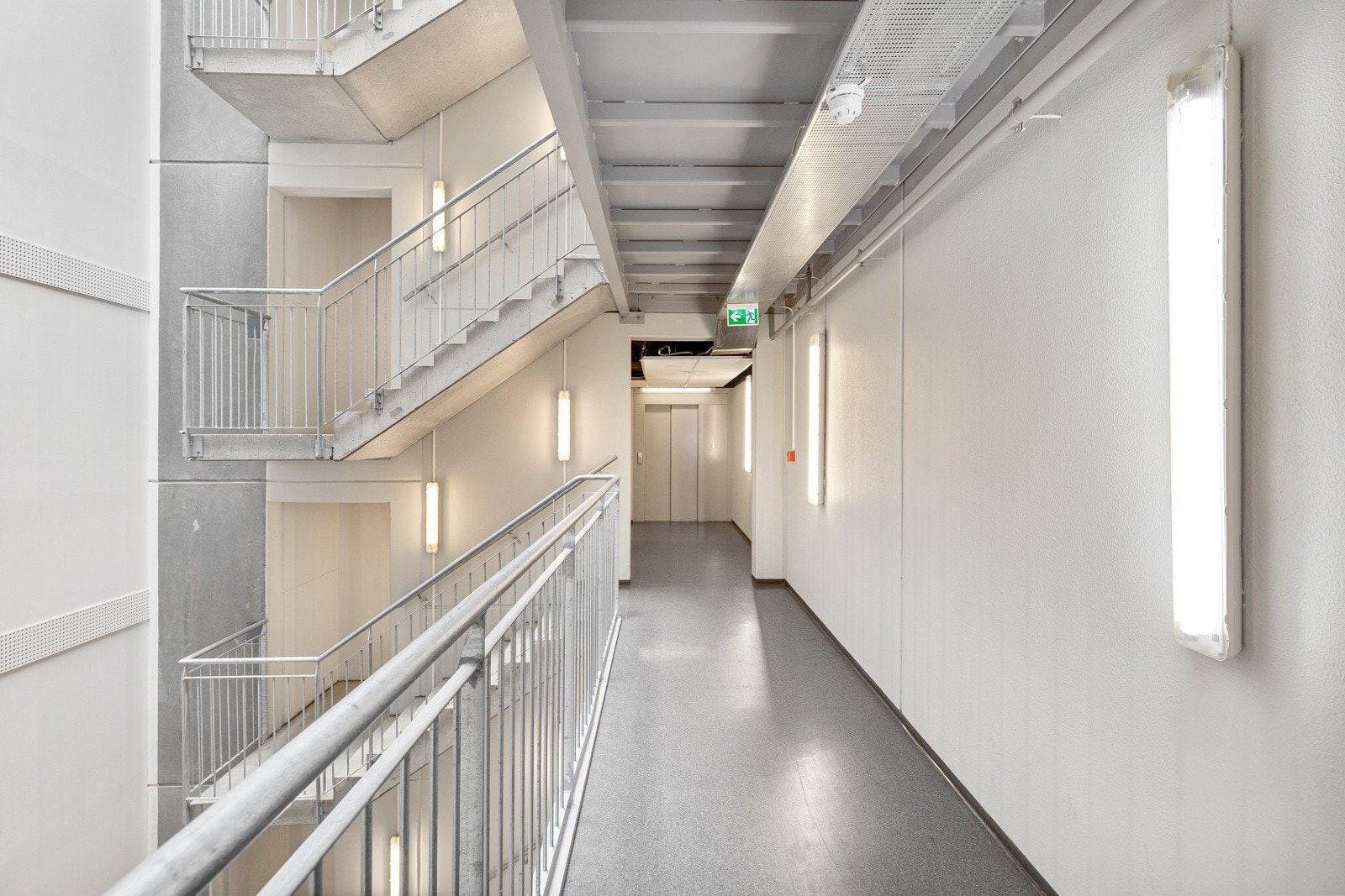 Lyse og moderne fellesarealer med heisforbindelse til takterrassen. Galleribilde