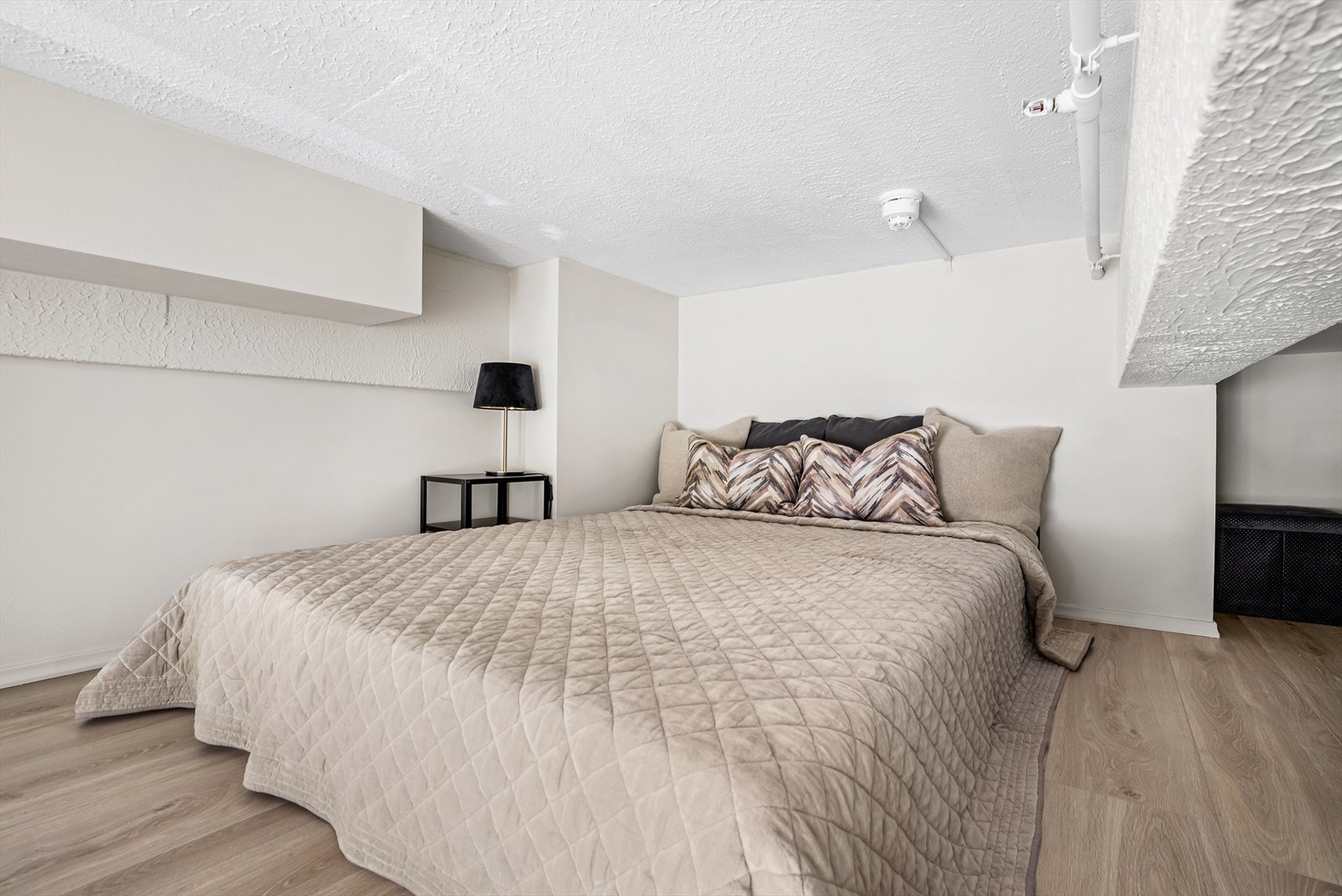 Sovehems med god plass til dobbeltseng og nattbord. Nytt enstavs laminatgulv i 2024. Galleribilde