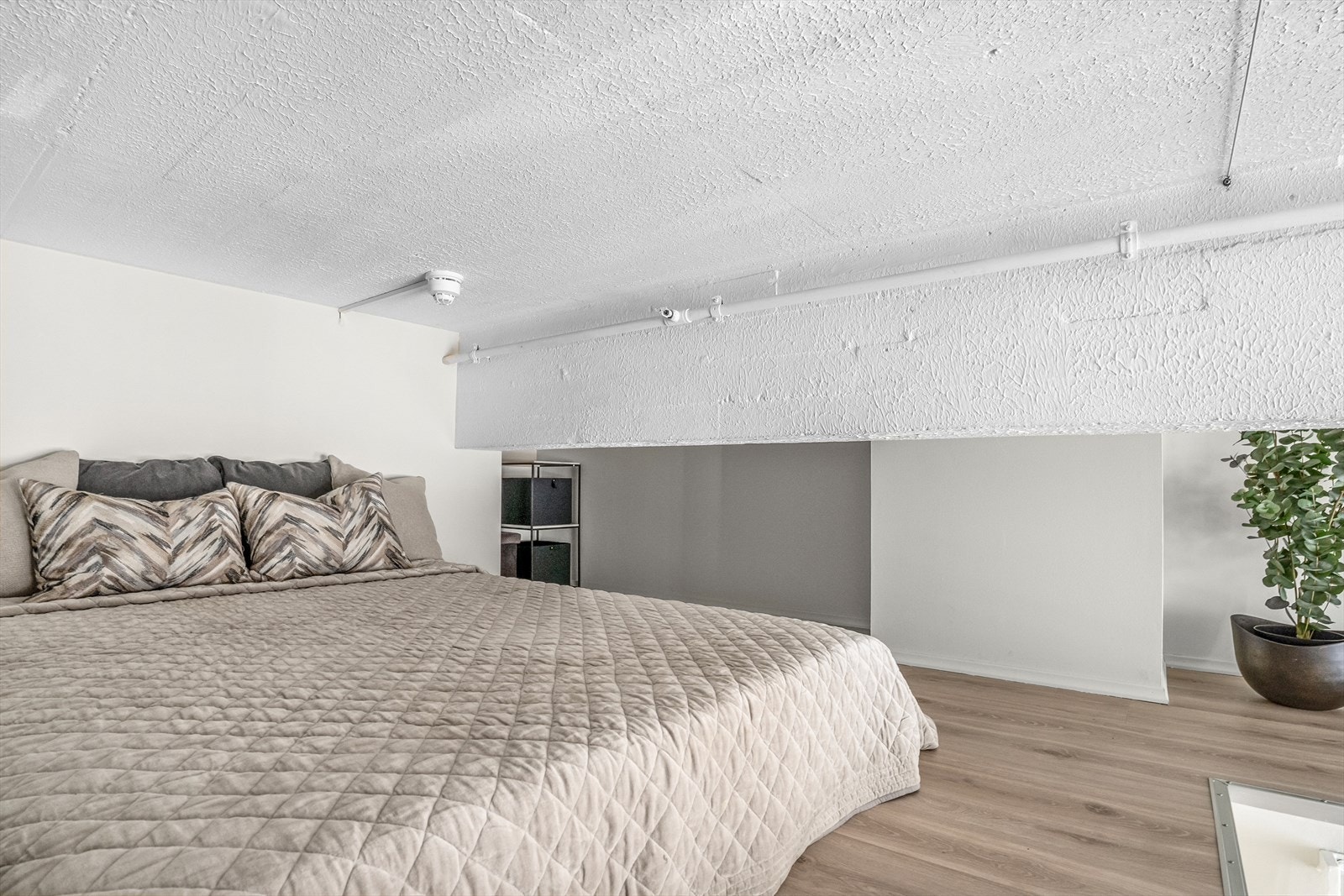 God plass til garderobeløsning/lagring til høyre for sengen. Galleribilde