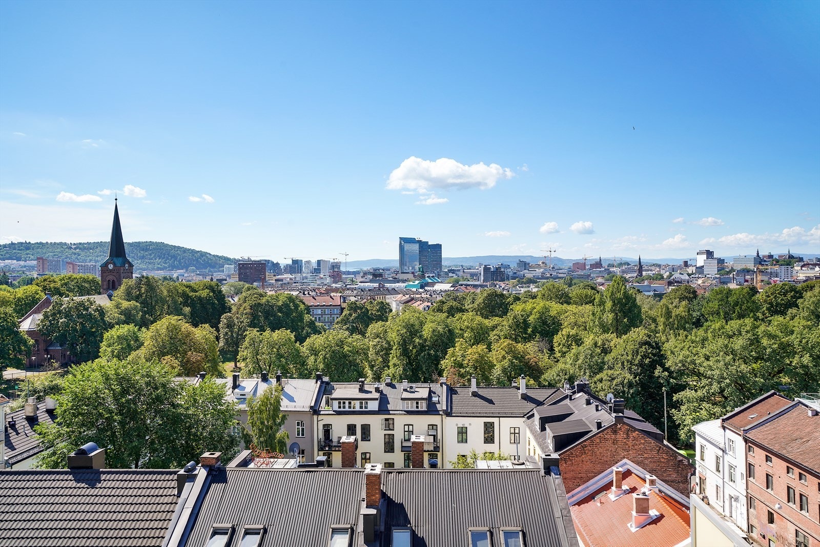 Flott utsikt mot Sofienbergparken og Oslo sentrum i syd. Galleribilde