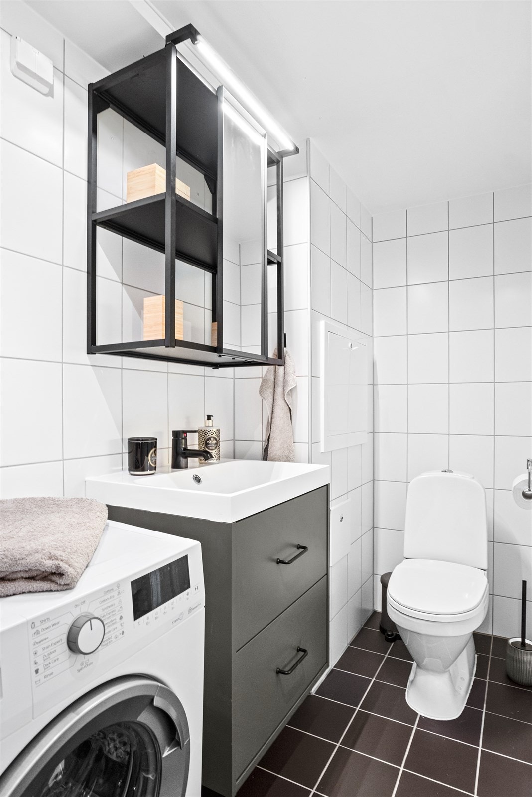 Delikat ny baderomsinnredning i 2024. Toalett, servant med skuffer og hylle med speil og lys. Galleribilde