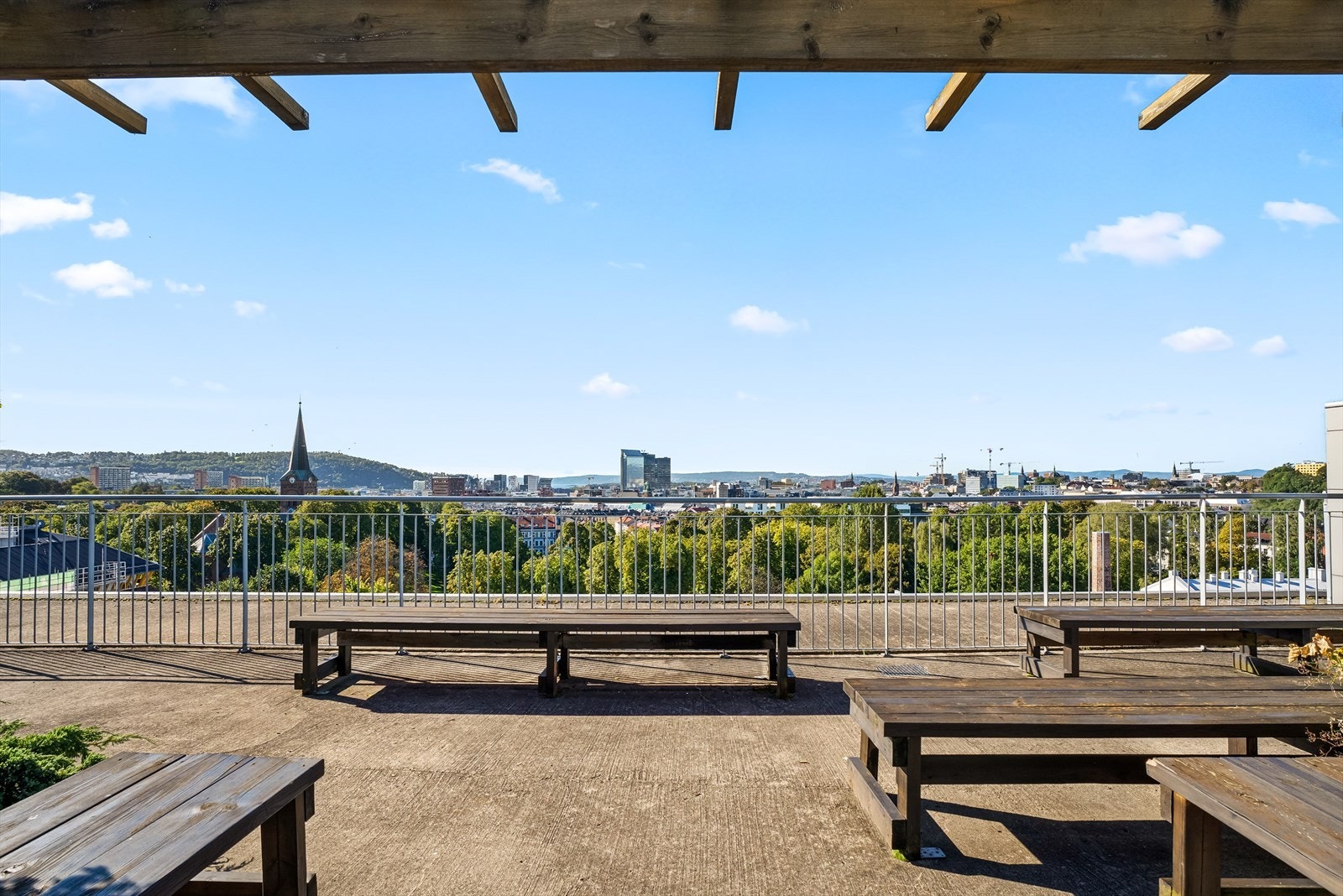 Stor felles takterrasse med praktfull utsikt, sol hele dagen og heisadkomst fra leilighetsplan. Galleribilde