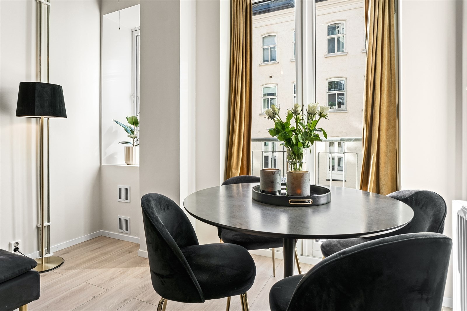 God plass til spisebord og fransk balkong mot syd. Galleribilde