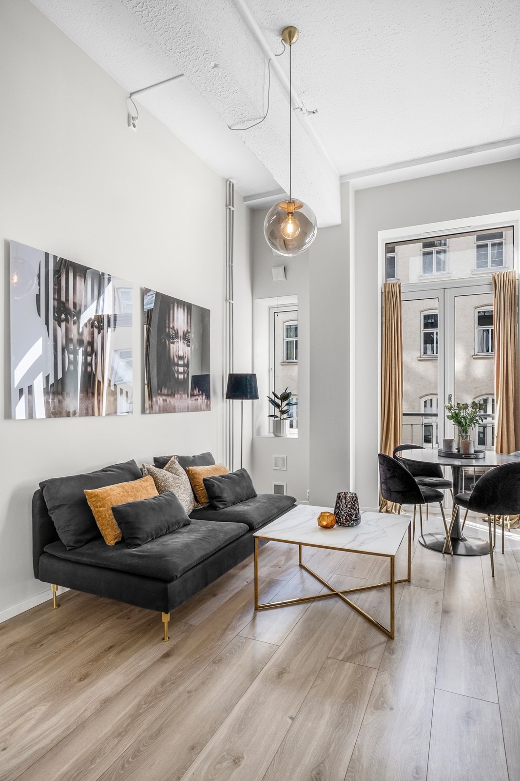 Spektakulær takhøyde på hele 3,56 m i stuen. Galleribilde