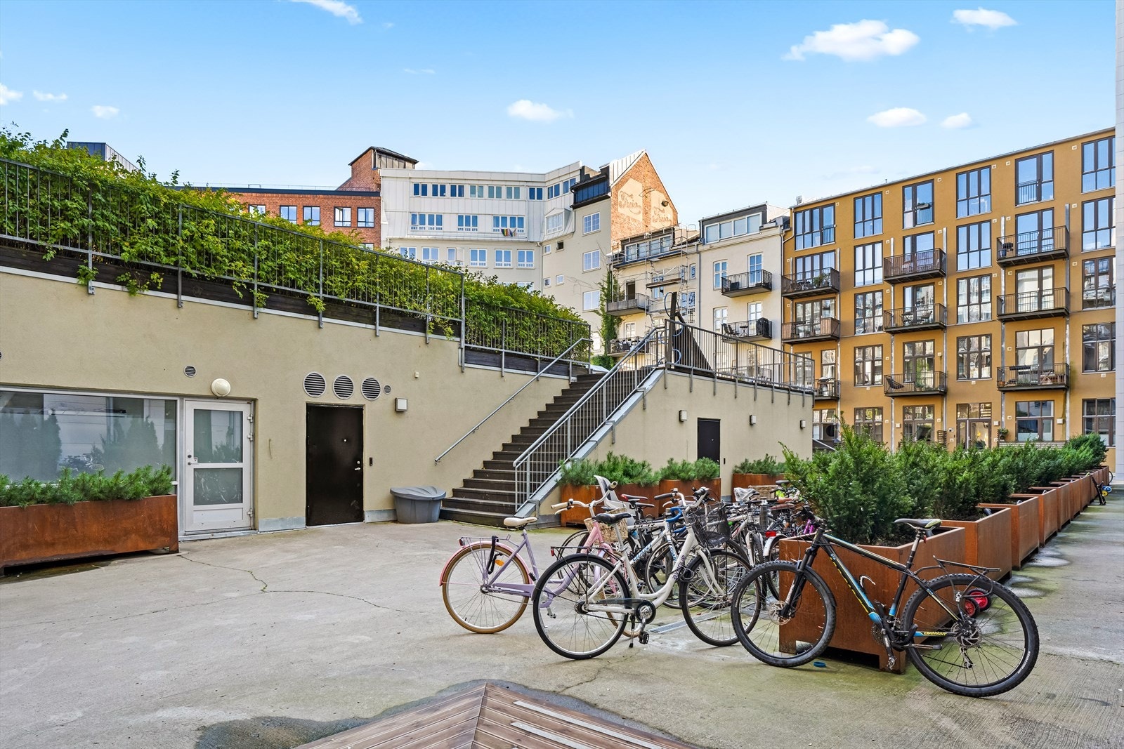 Pent opparbeidet og lukket bakgård med plantekasser og sykkelparkering. Tidvis mulighet for leie/kjøp av garasjeplass under bakgården. Bod på 5 m² under den opphøyde delen av bakgården. Galleribilde