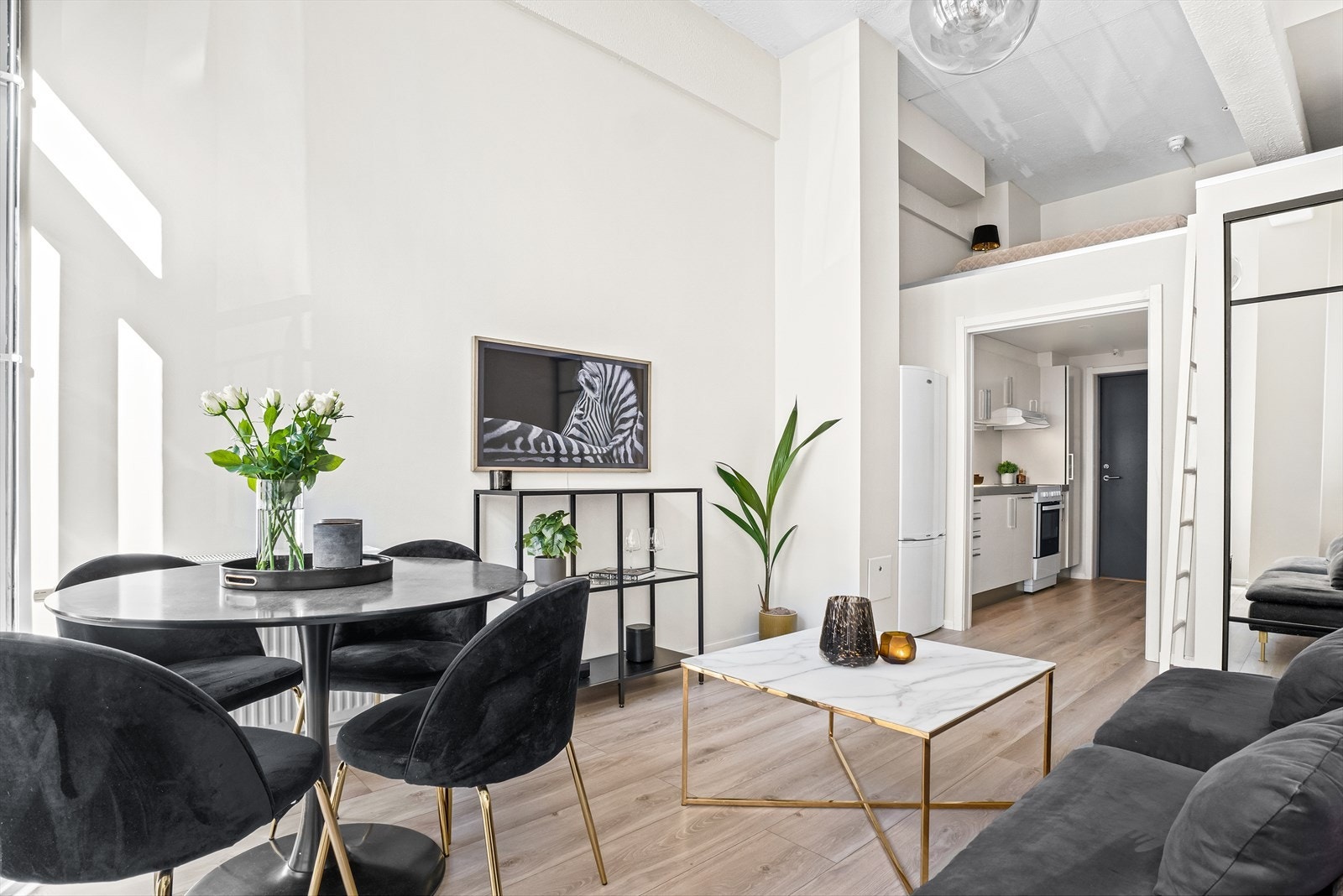 Lekker leilighet overflateoppusset i 2024 i et eldre fabrikkbygg som ble renovert og ombygget til leiligheter i 2006. Galleribilde