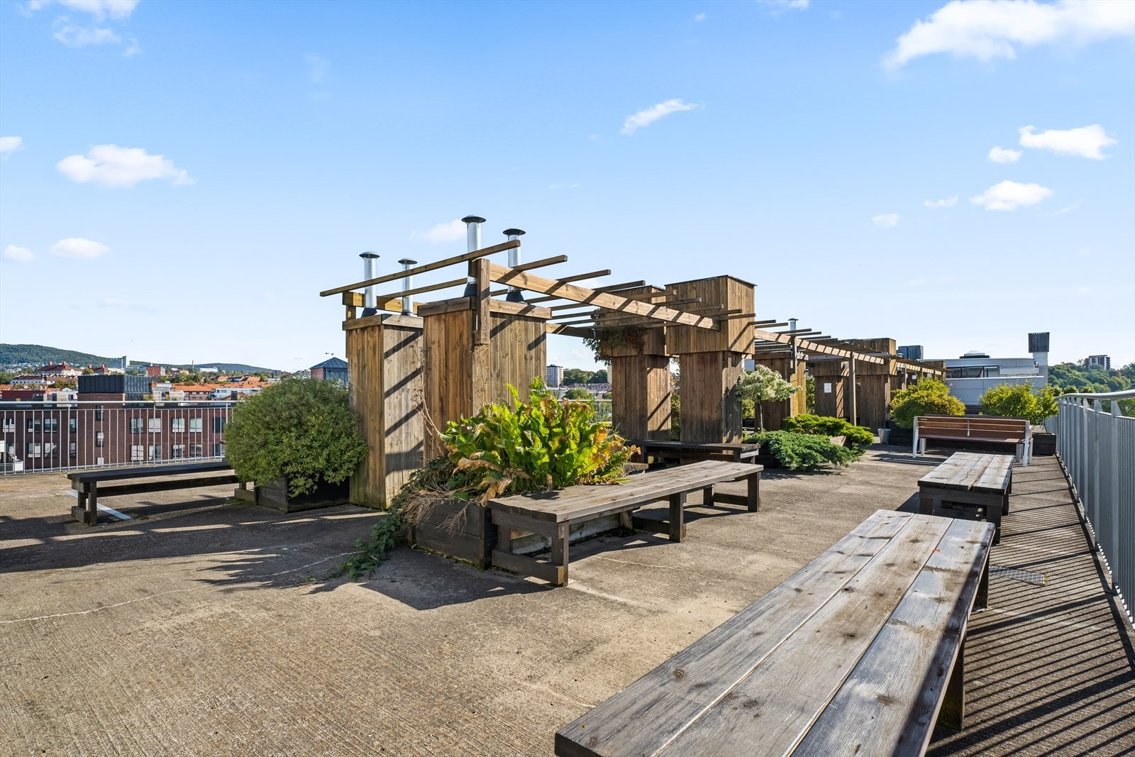 Takterrassen har beplantning, benker og sittegrupper. Galleribilde
