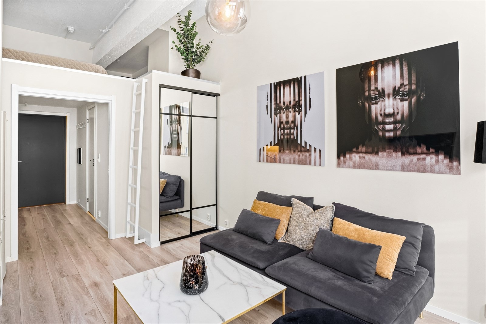 Plassbygget garderobeskap med speilfronter fra 2021 og fastmontert stige til sovehems. Galleribilde