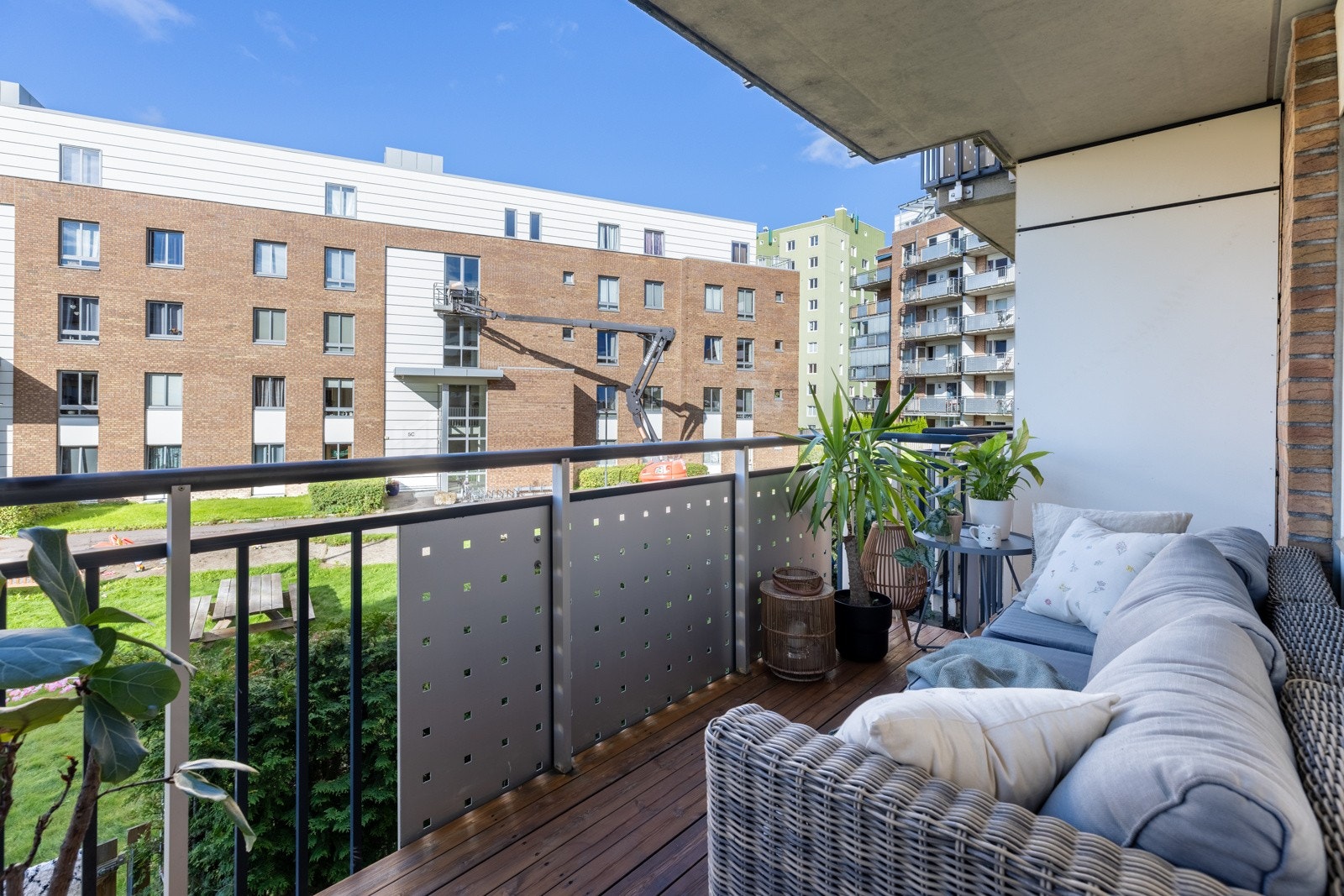 Her er det god plass til grill og øvrig møblement og man kan nyte lange sommerdagene. Galleribilde