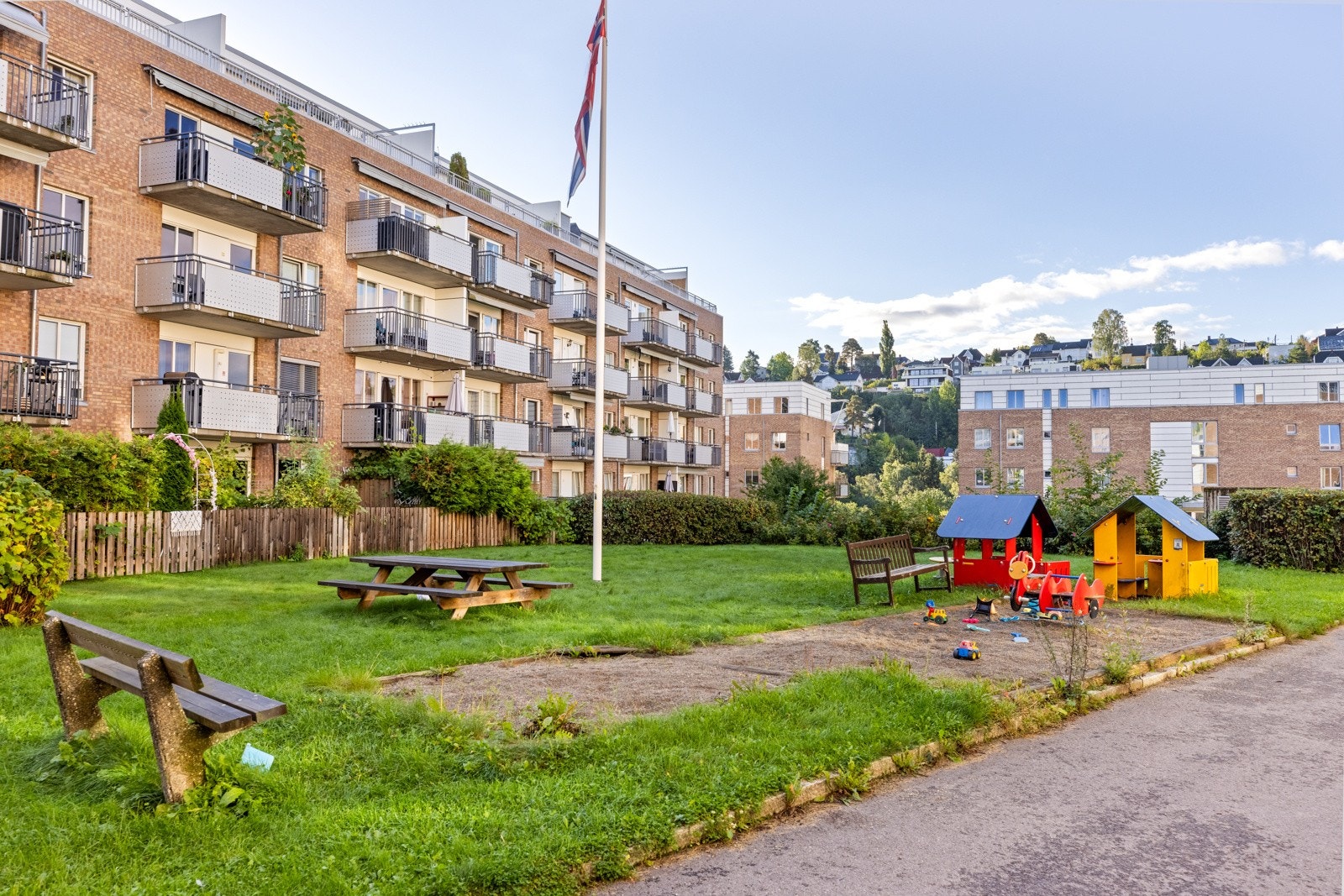 Felles uteområde med lekeplass for de små. Galleribilde
