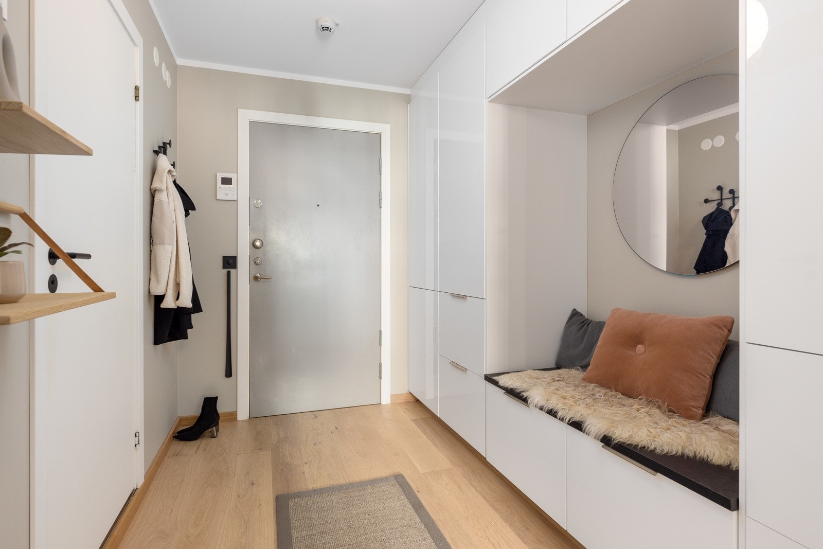 Entréen har parkett på gulv og nymalte overflater, noe som også er gjennomgående i resten av leiligheten. Galleribilde