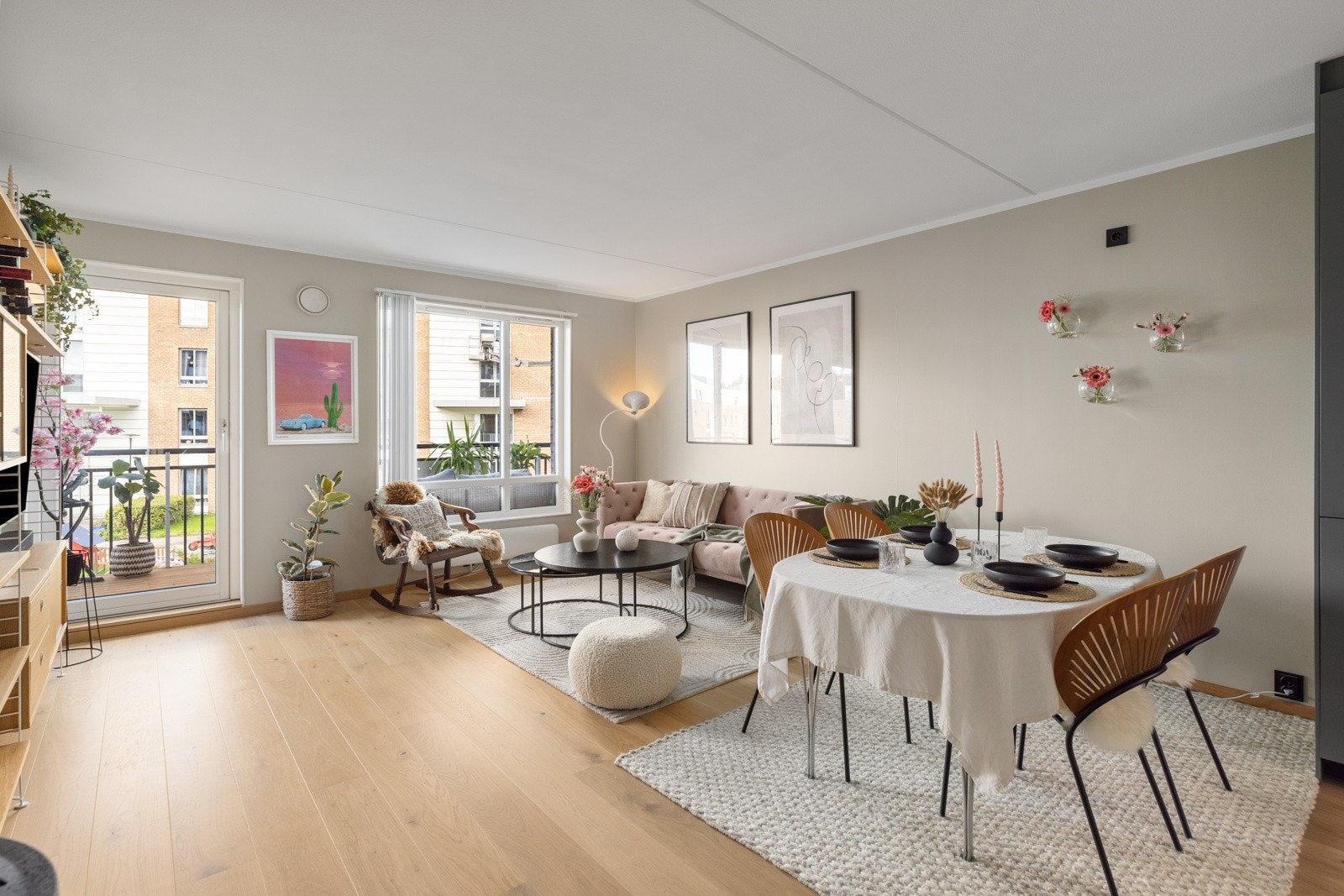 Det er god plass til både sofaseksjon, øvrig møblement etter eget ønske og spisebord. Galleribilde