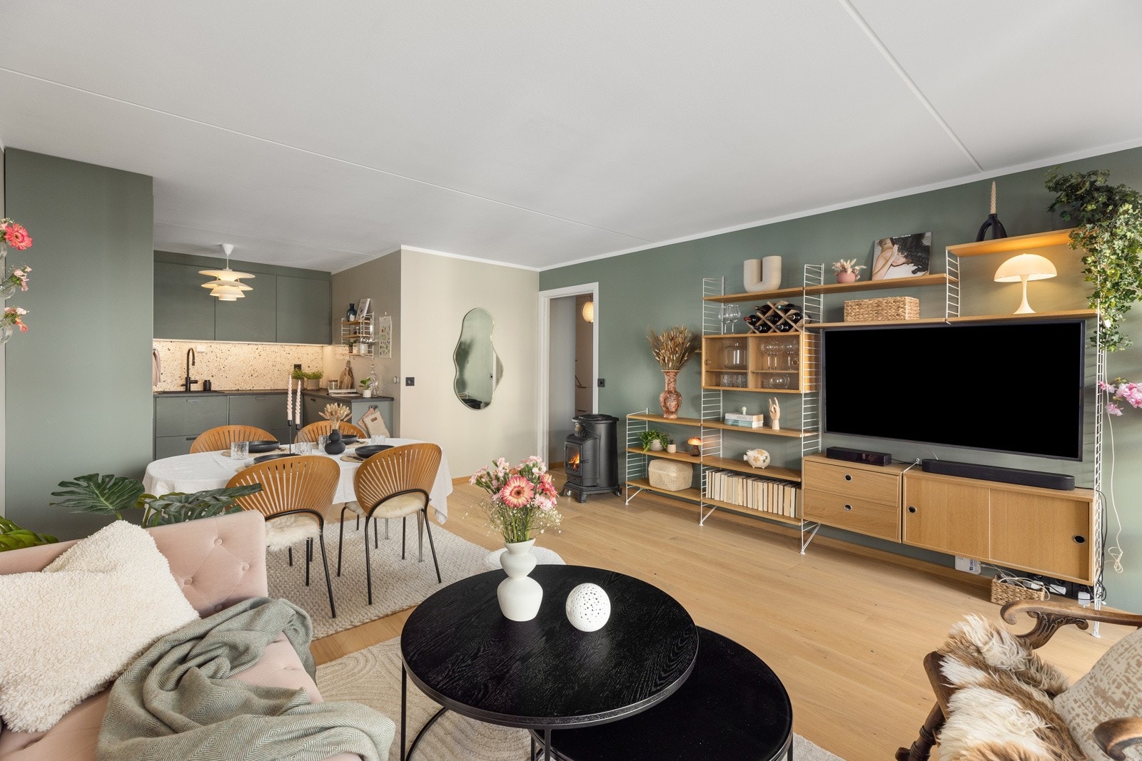 Stuen er lys og sjarmerende med moderne fargevalg på veggene og en lys kontrastvegg. Galleribilde