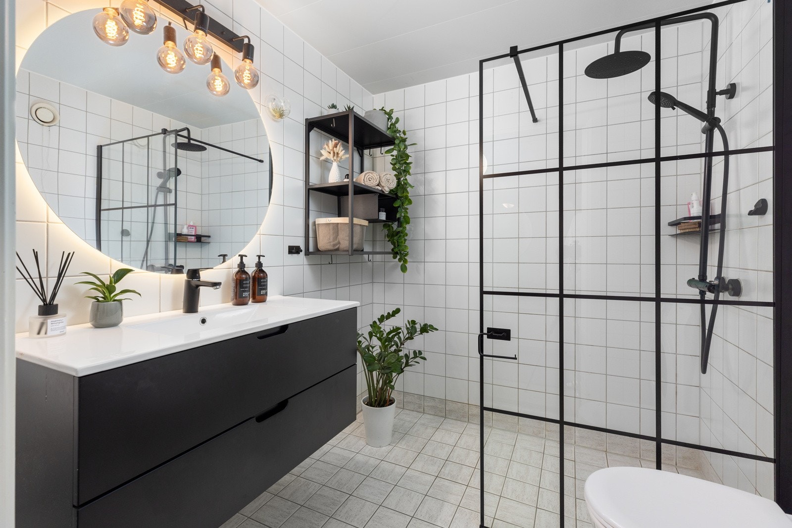 Moderne og delikat bad med flislagt gulv med varme og flislagte vegger. Galleribilde