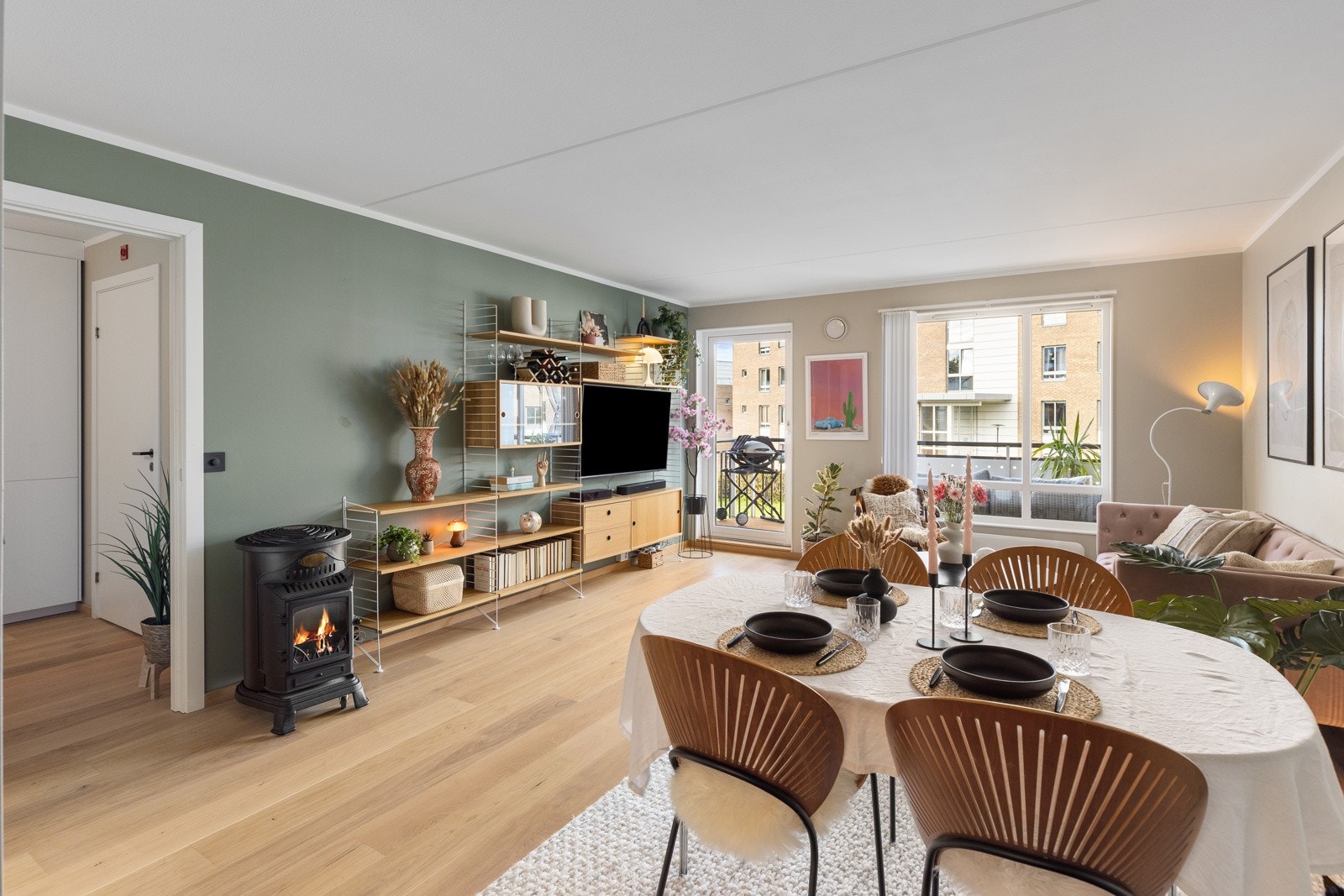 Stuen har store vindusflater som slipper inn rikelig med naturlig lys. Galleribilde