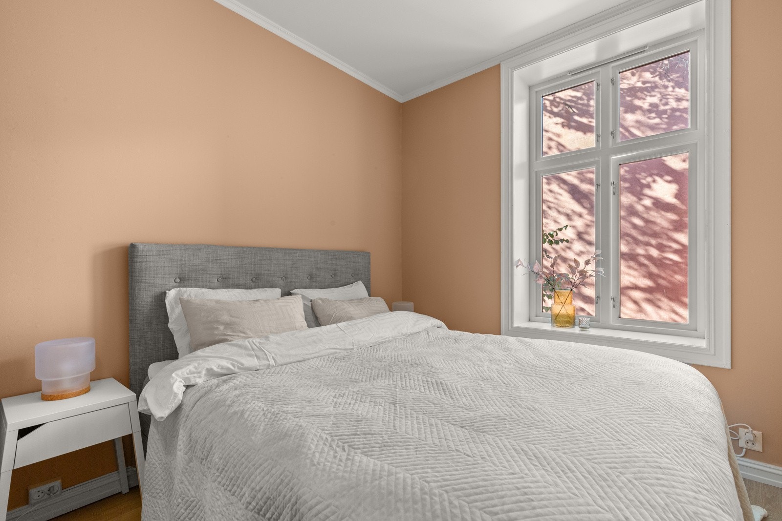 Romslig og lunt hovedsoverom med god plass til dobbeltseng, nattbord og oppbevaringsmøblement. Galleribilde