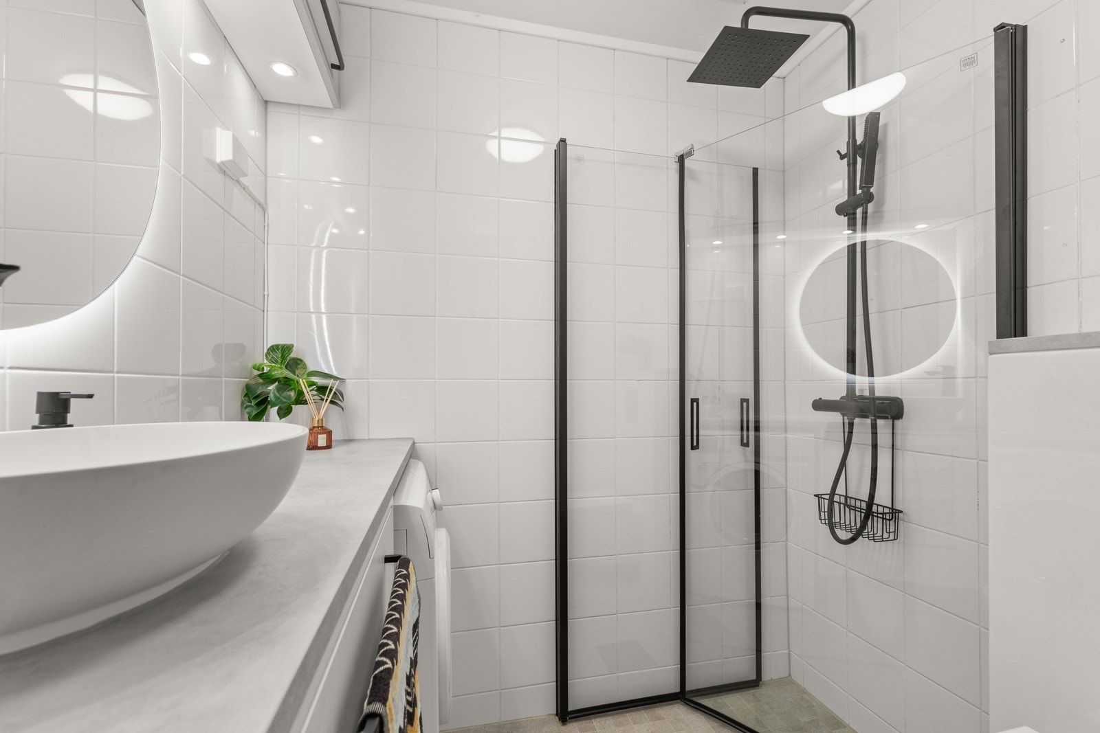 Pent flislagt og moderne bad fornyet i 2019 med nye fliser og ny innredning. Galleribilde