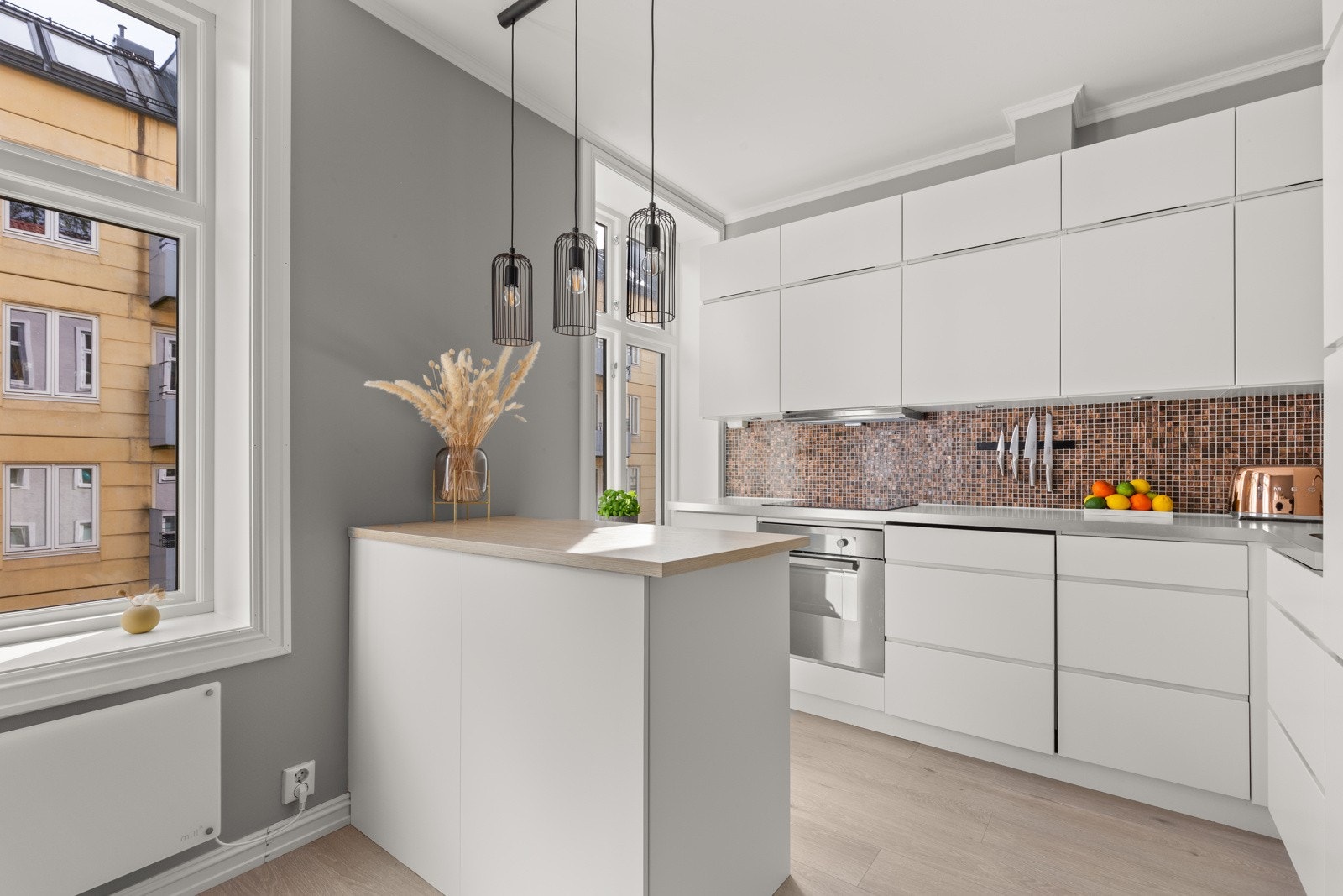 Pen og moderne kjøkkeninnredning med god skap- og benkeplass. Galleribilde