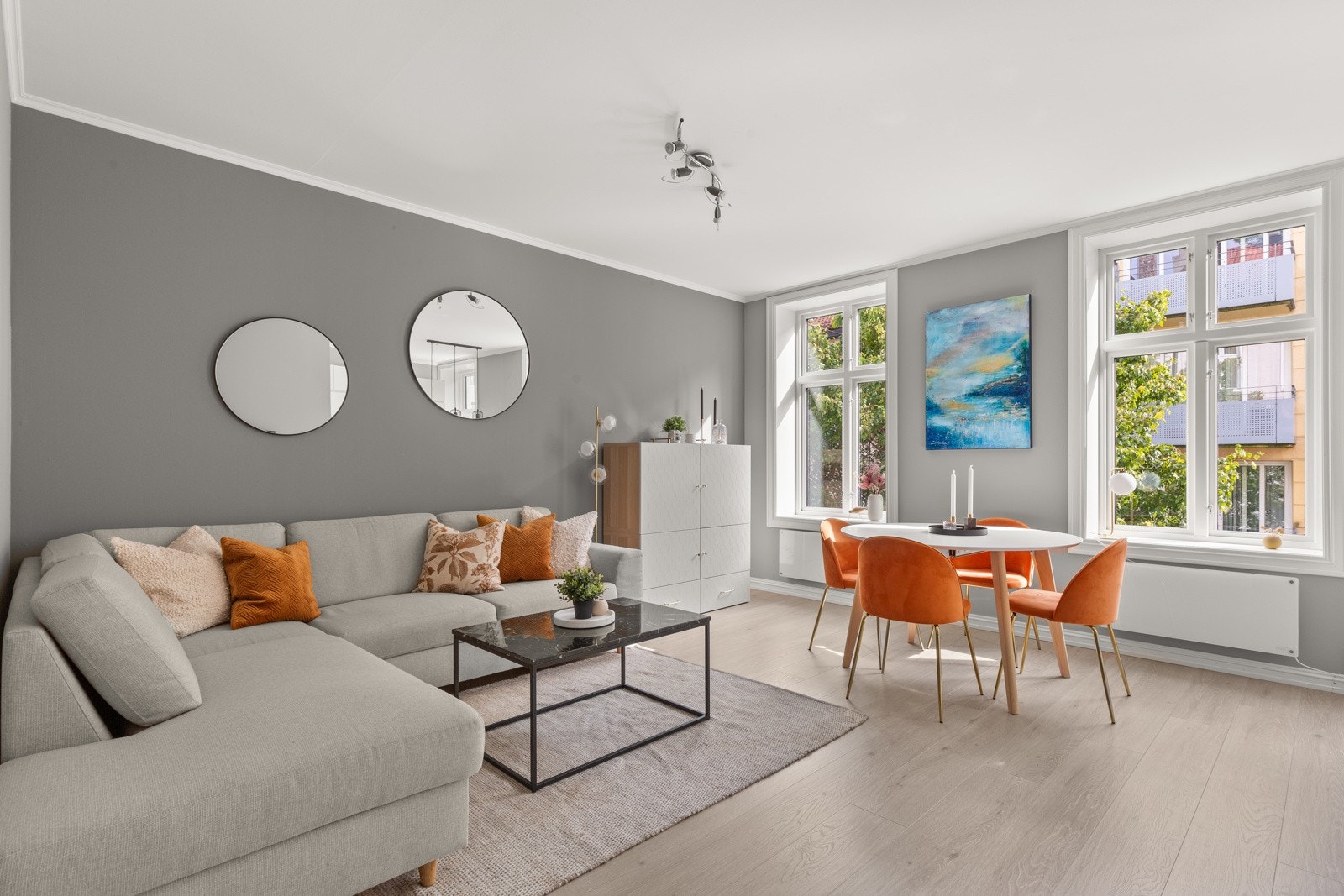 Leiligheten har gjennomgående planløsning med store vindusflater mot to sider. Galleribilde