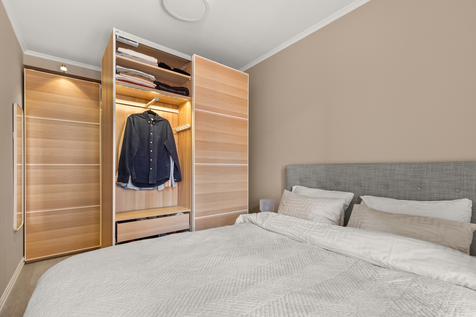 Egen garderobedel med Pax skyvedørsgarderober. Galleribilde