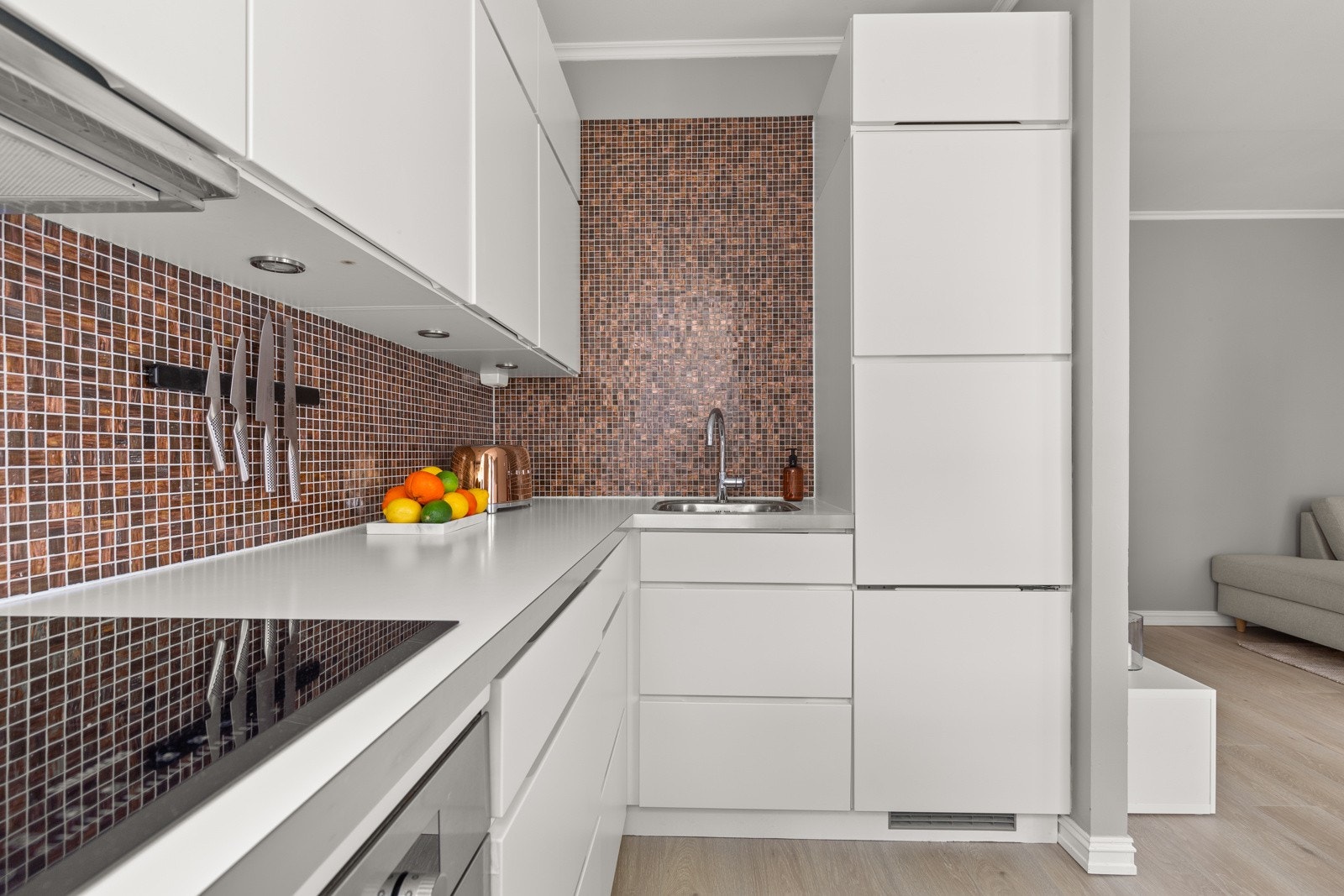 Kjøkkenet er oppgradert med ny oppvaskmaskin i 2024, ny induksjonstopp i 2021 og nytt blandebatteri i 2022. Galleribilde