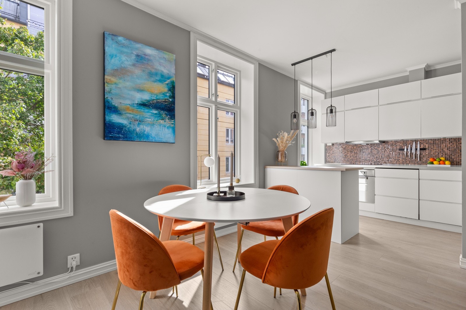 Velegnet plass til stor spiseseksjon i tilknytning til kjøkkenet. Galleribilde