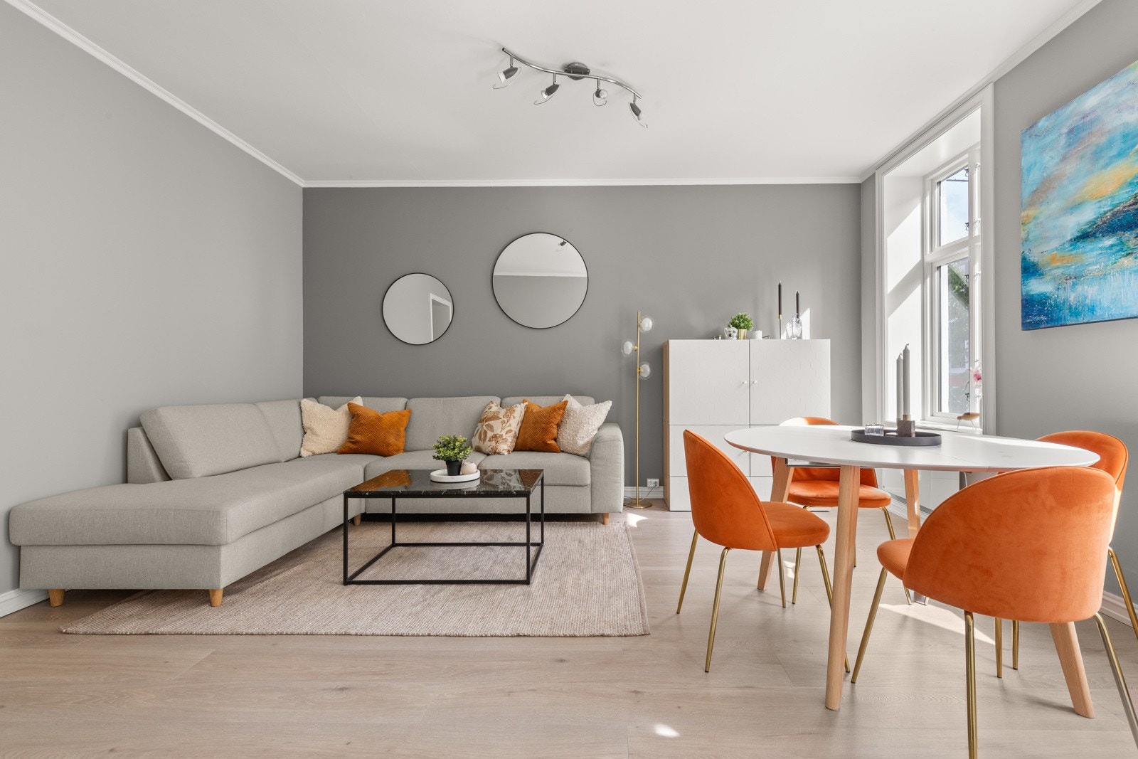 I kombinasjon med 2,6m takhøyde gir det mye naturlig lys og en herlig romfølelse. Galleribilde