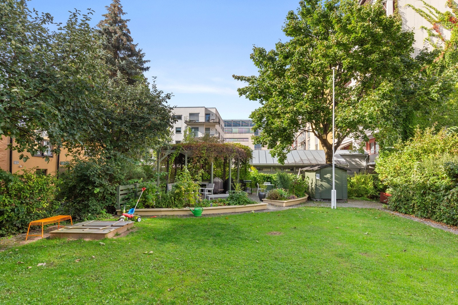 Borettslaget har bruksrett til felles bakgård sammen med de andre boliggårdene i kvartalet. Galleribilde