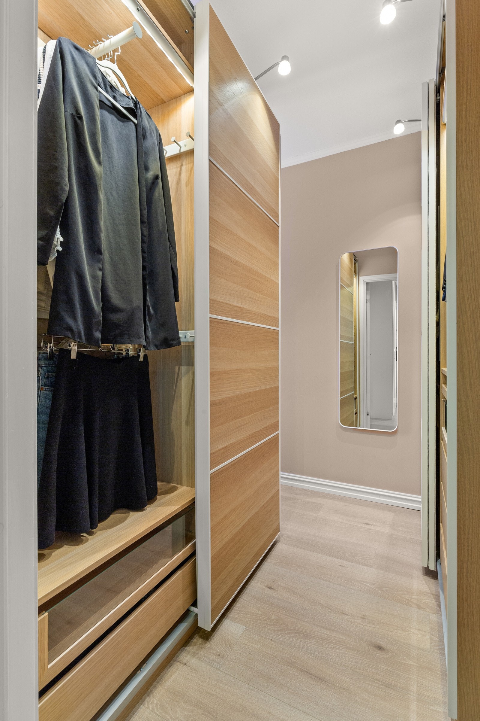 Garderobeskapene har smart innredning og innvendig belysning. Galleribilde