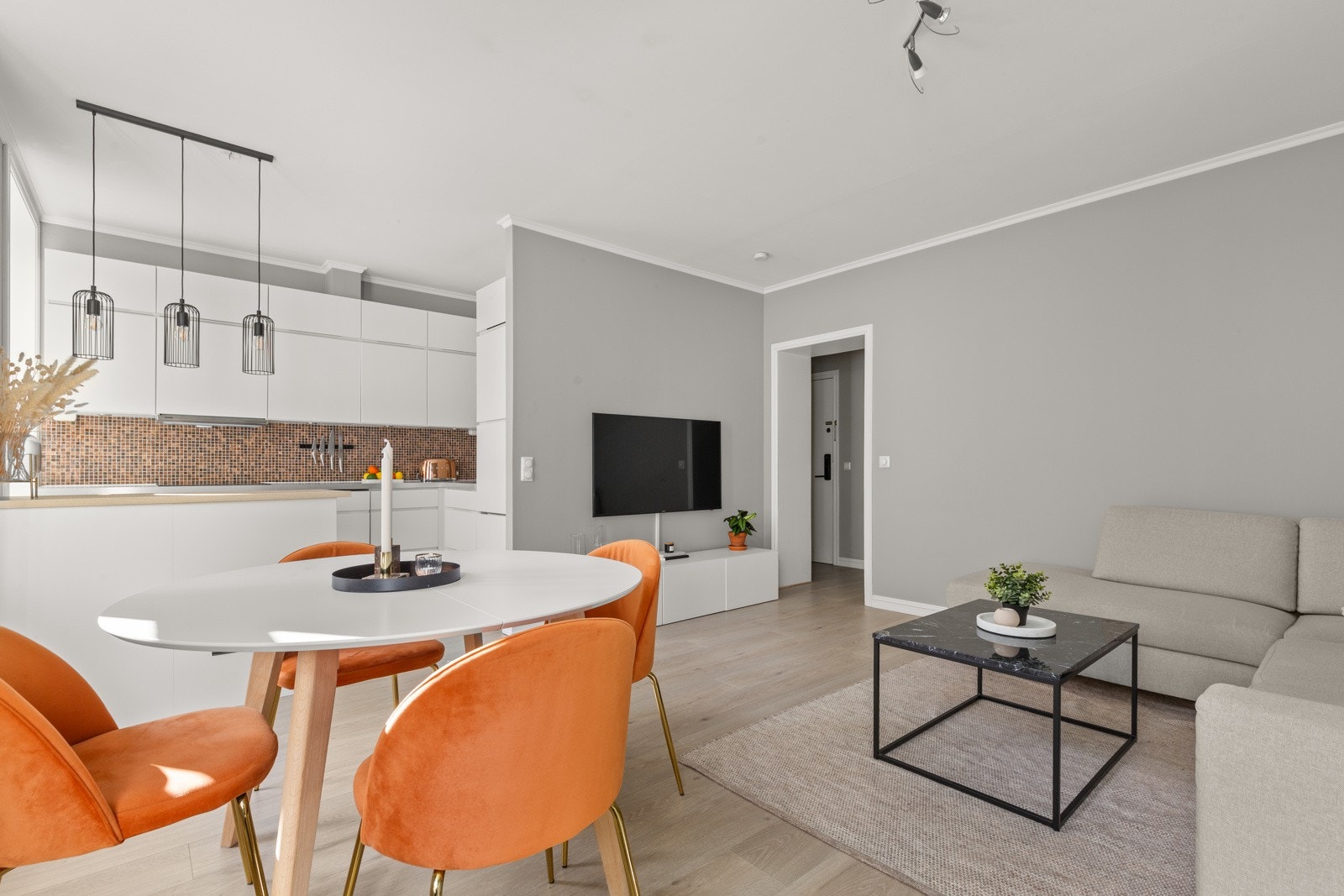 Flott 1-stavs laminatgulv og slette overflater malt i tidsriktige fargetoner. Galleribilde