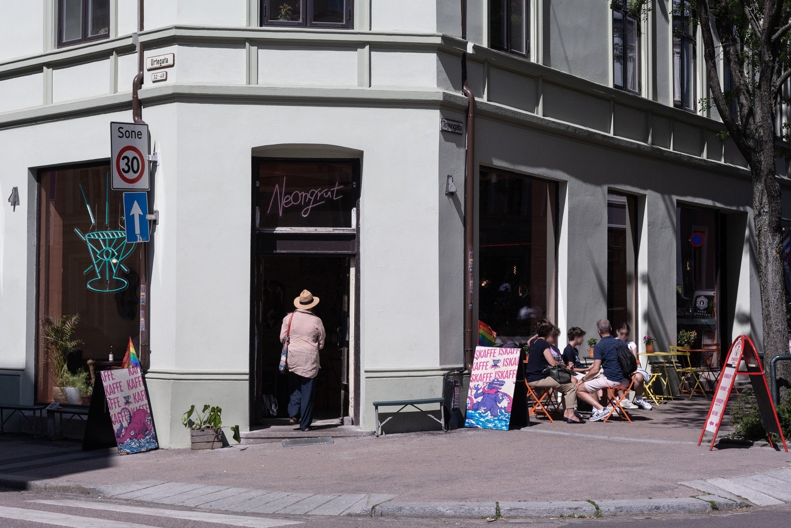 Nærområde - Papegøye. Kaffebar på dagtid, vinbar på kveldstid. Galleribilde