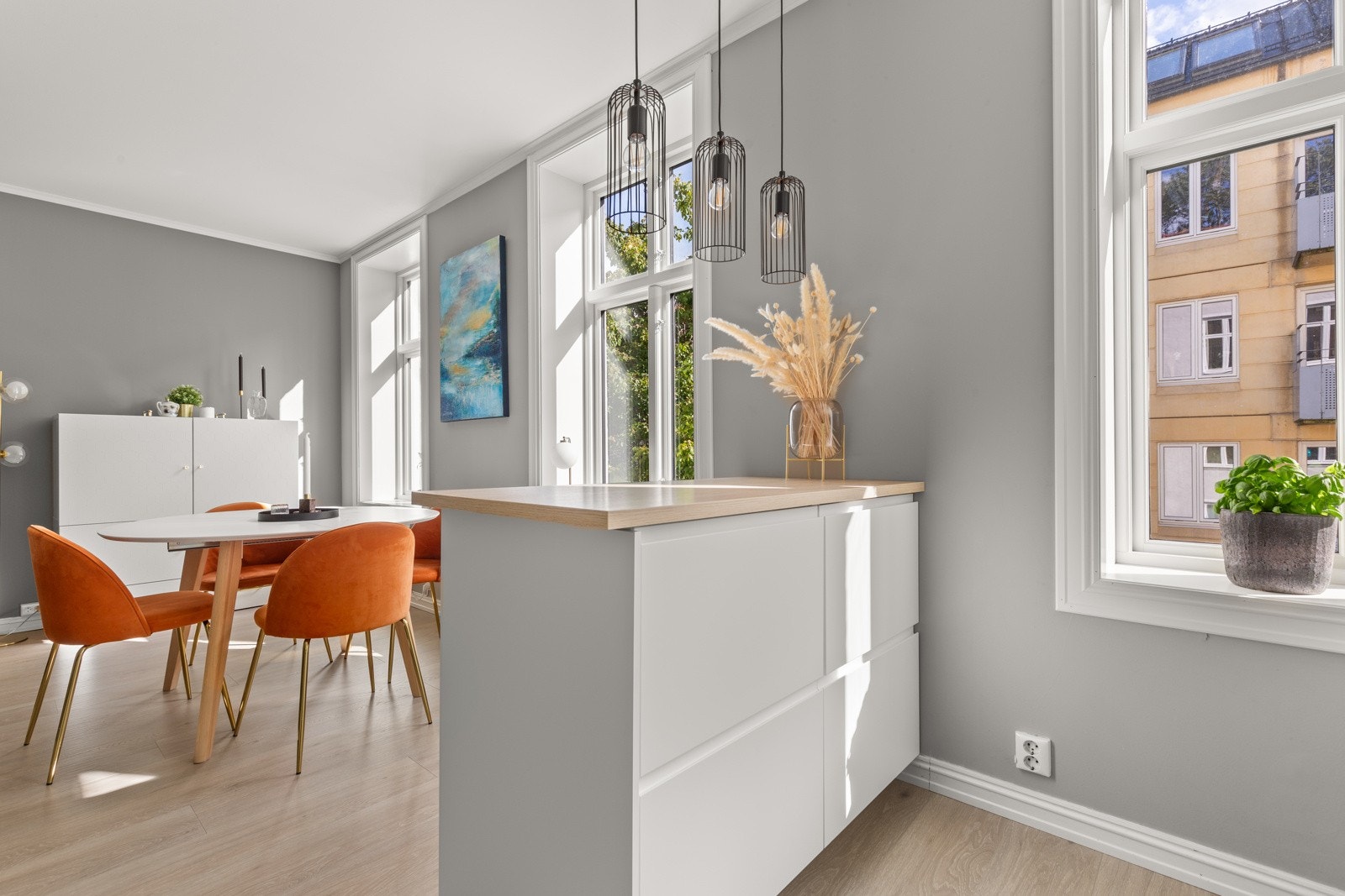 Ny kjøkkenøy fra 2020 skaper et naturlig skille mellom stue- og kjøkkendelen. Galleribilde