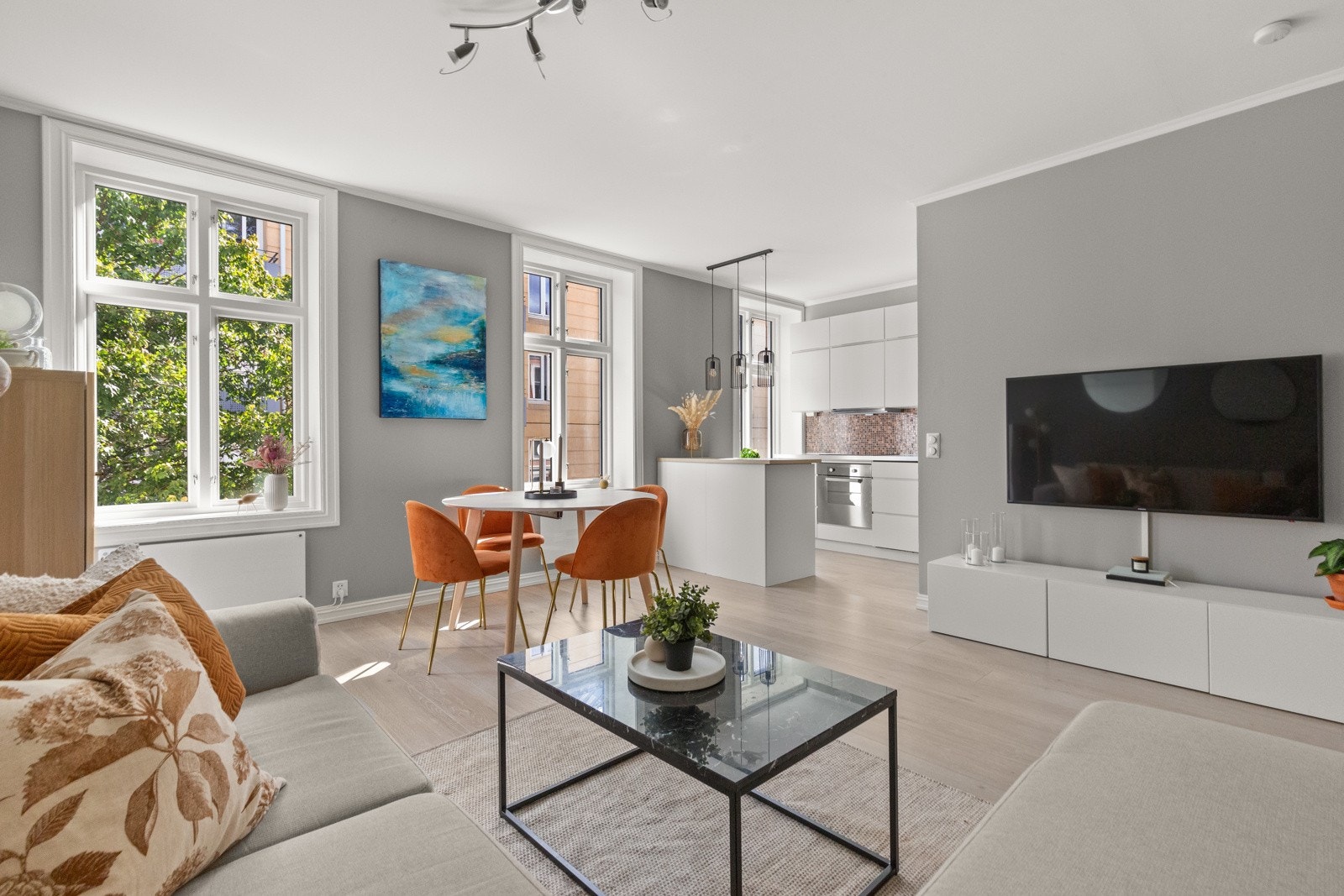 Særdeles lys og romslig stuedel med 2,66m takhøyde. Galleribilde