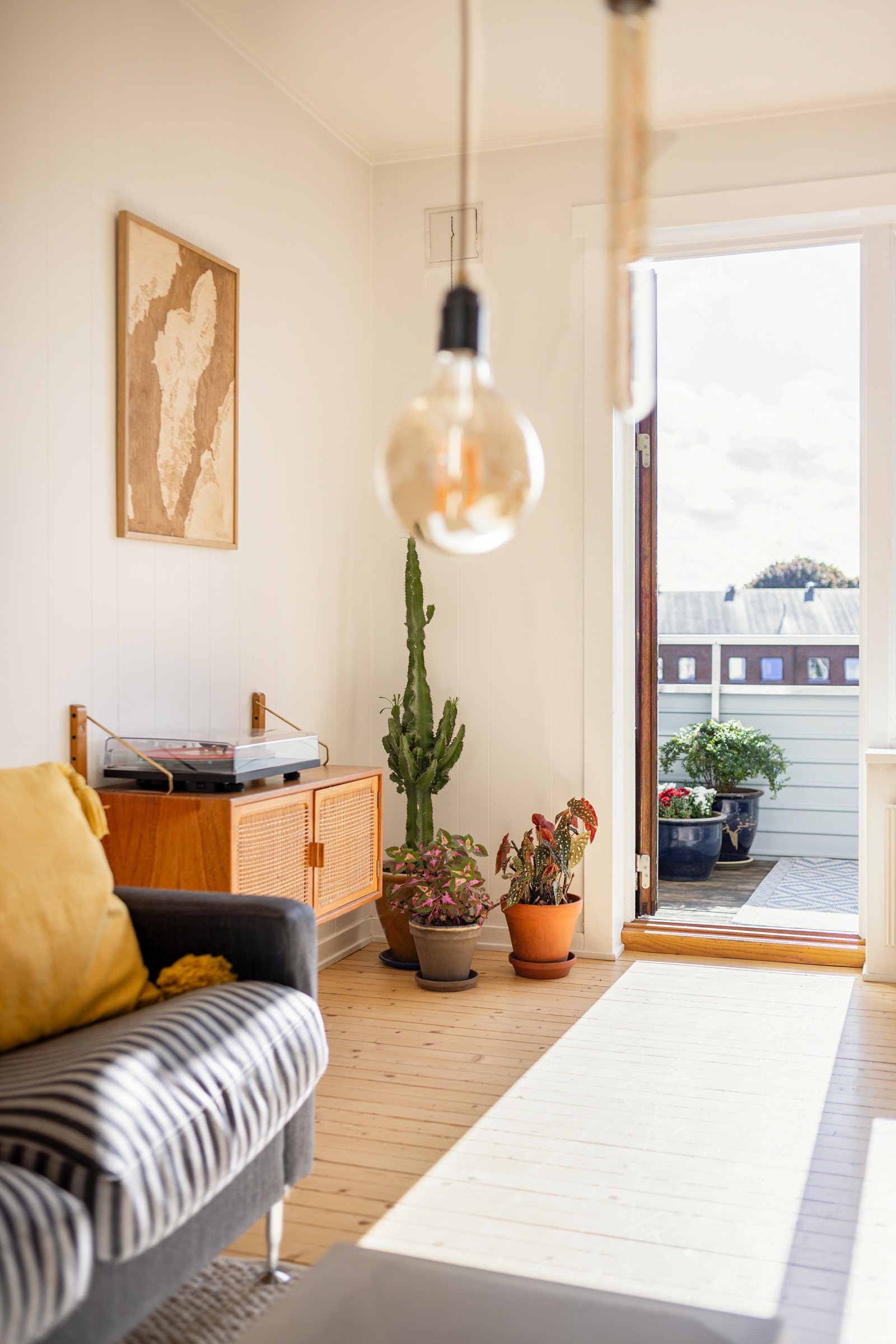 God standard med originale tregulv og glatte lysmalte overflater. Galleribilde