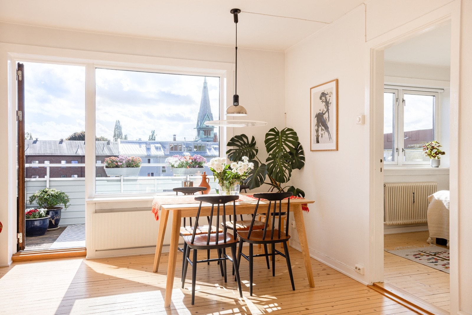 Dette er en svært lys og innbydende 3(4)-roms toppleilighet med solrik sydvestvendt balkong. Galleribilde