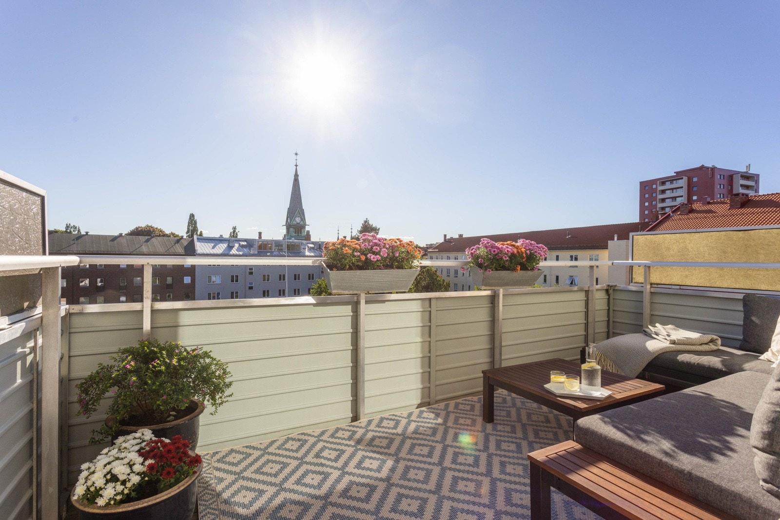 Fra stuen har du utgang til en fantastisk og solrik, sydvestvendt balkong på ca. 8,5m². Galleribilde