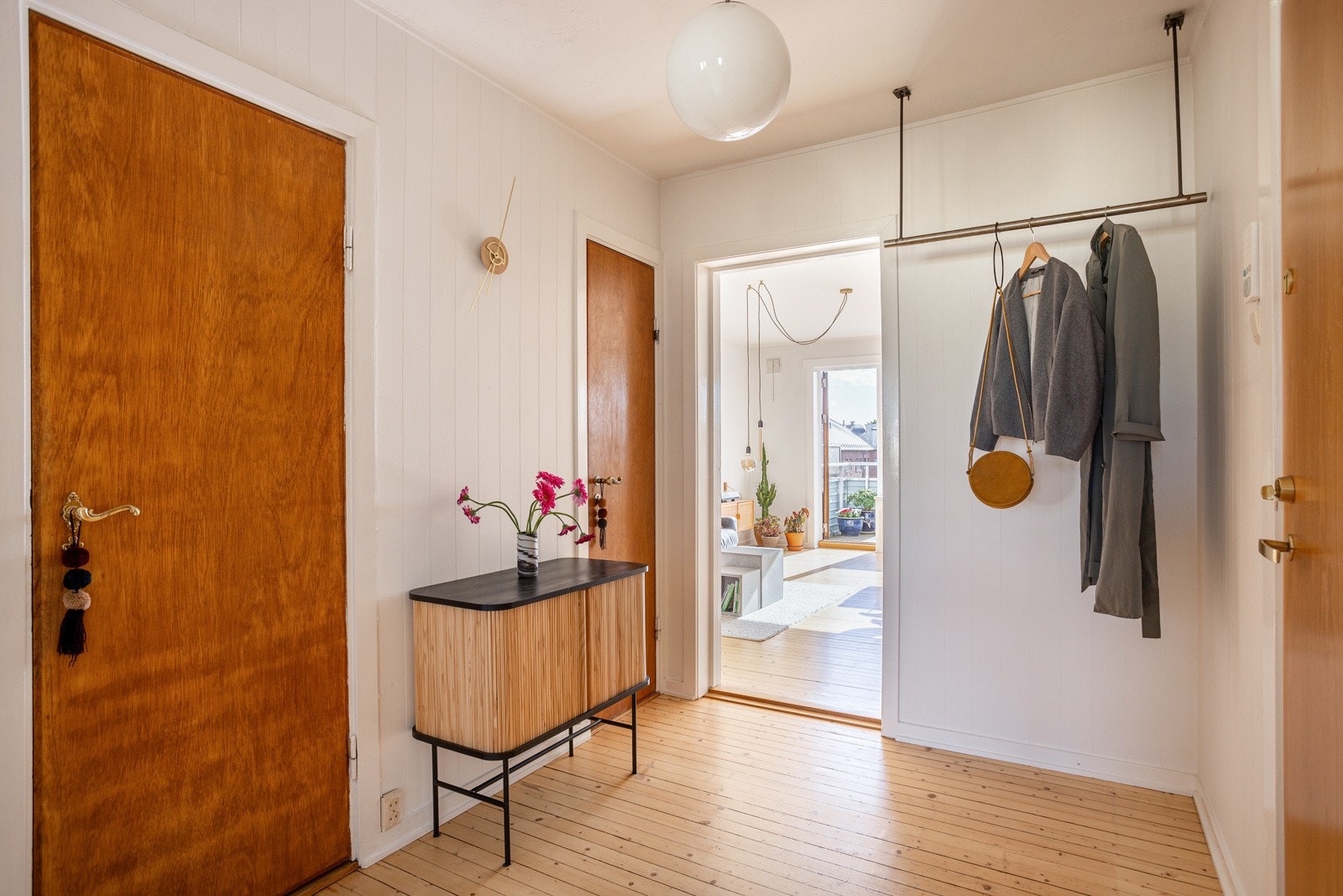 Godt med plass til både sko og yttertøy - alt etter eget ønske og behov. Det innebygde kottet gir deg en praktisk oppbevaringsplass for støvsuger og annet utstyr. Galleribilde