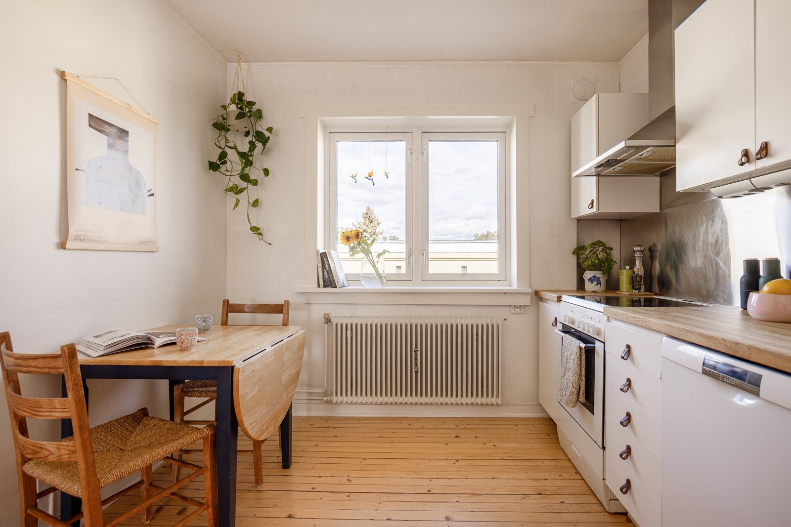 Plass til et mindre spisebord, noe som gjør kjøkkenet til et hyggelig sted for både matlaging og hverdagslige måltider. Galleribilde